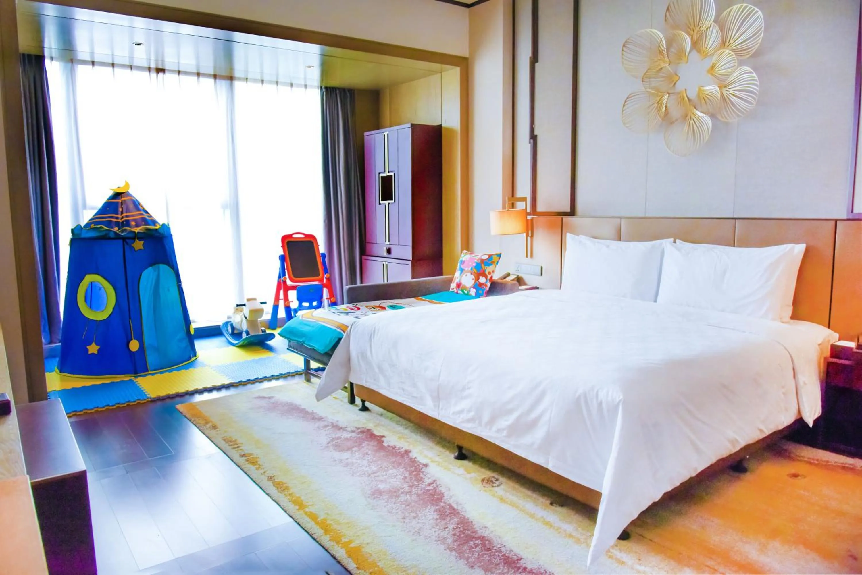Photo of the whole room, Bed in HUALUXE Xiamen Haicang Habour View