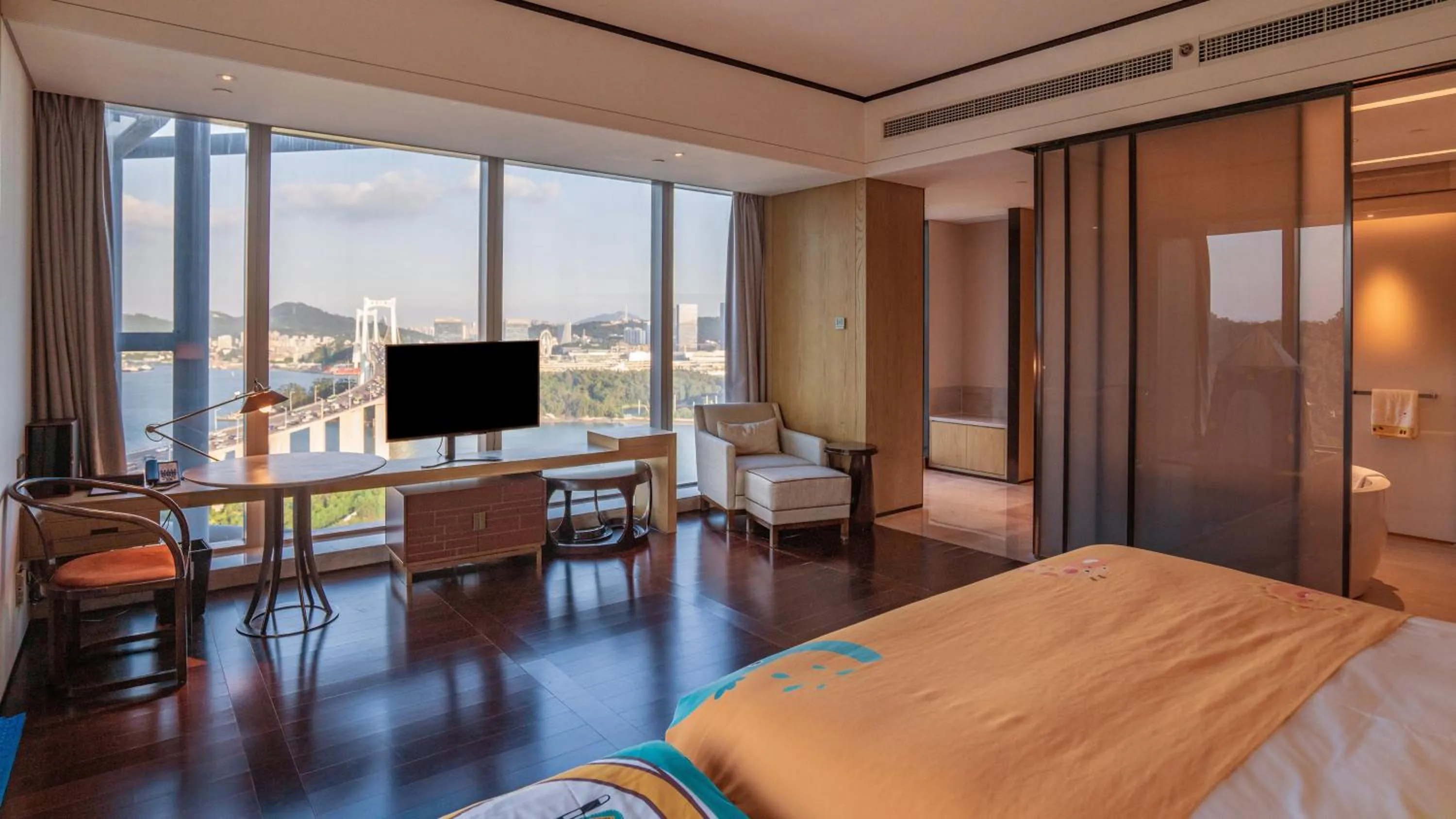 Photo of the whole room, Bed in HUALUXE Xiamen Haicang Habour View