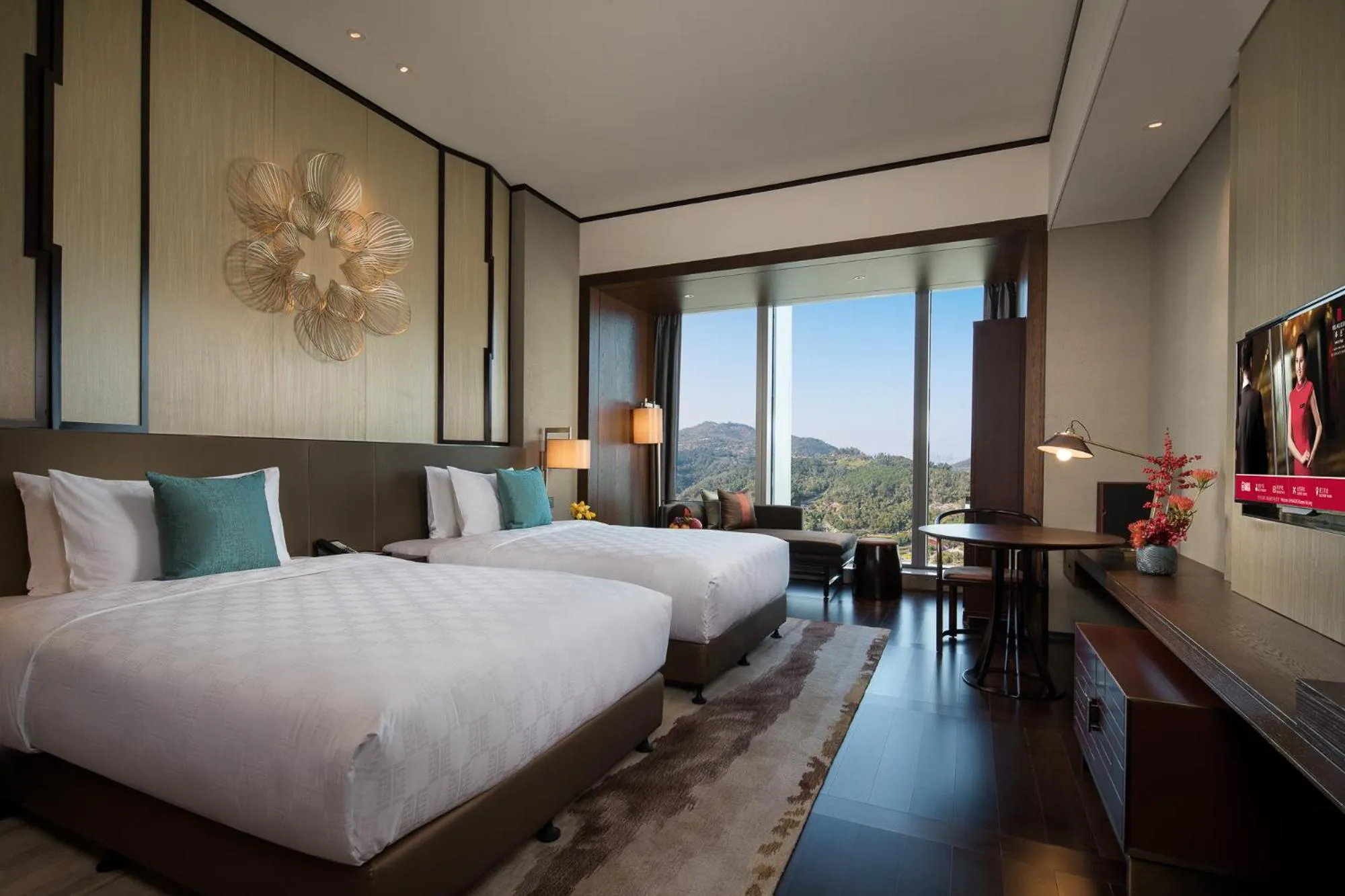 Photo of the whole room, Bed in HUALUXE Xiamen Haicang Habour View