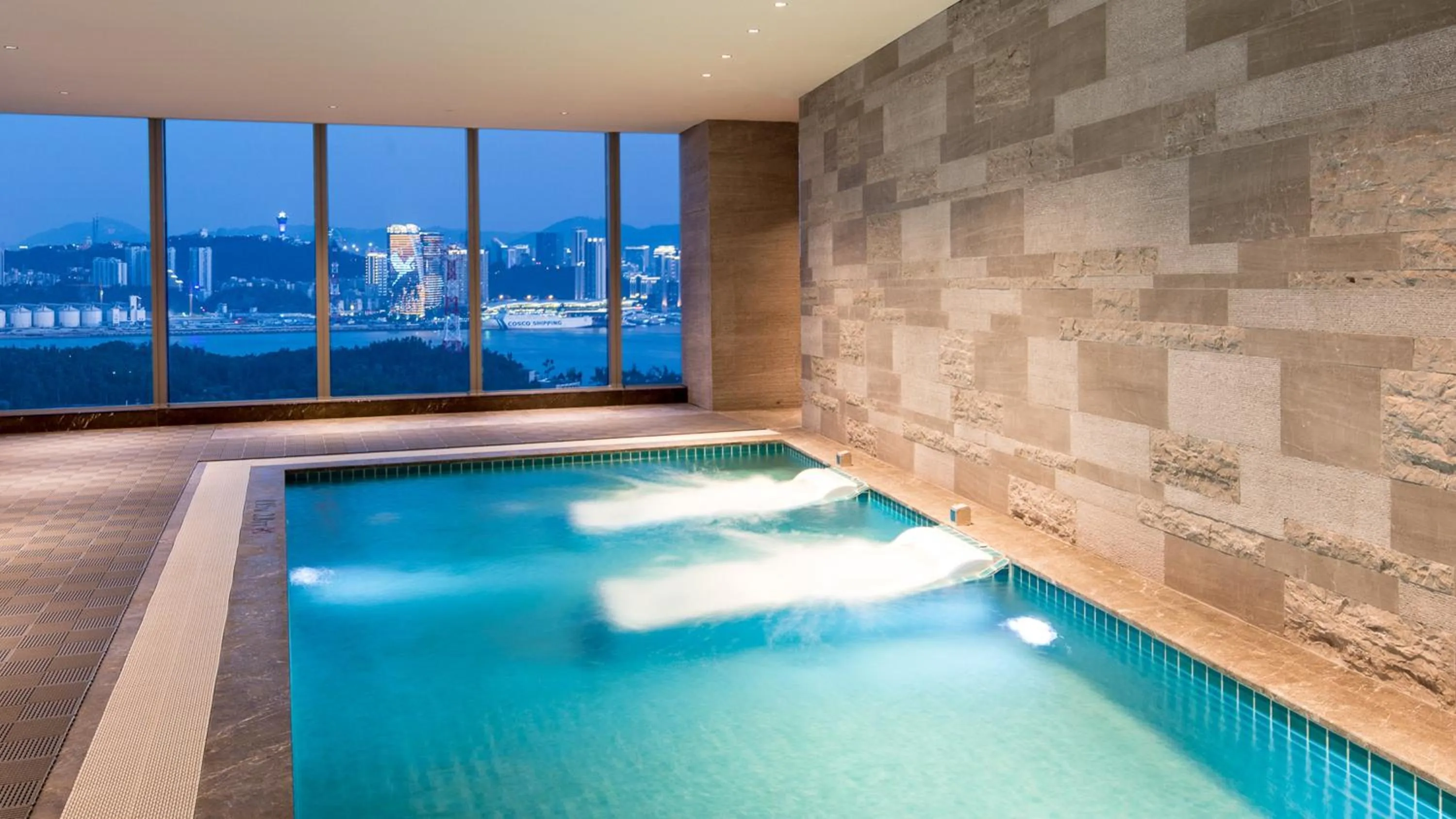 Swimming pool in HUALUXE Xiamen Haicang Habour View