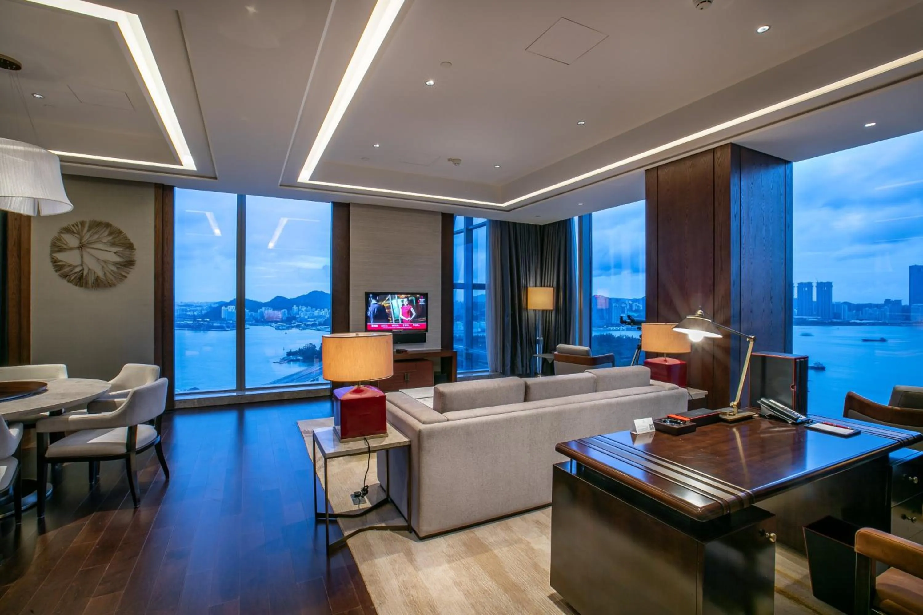 Photo of the whole room in HUALUXE Xiamen Haicang Habour View