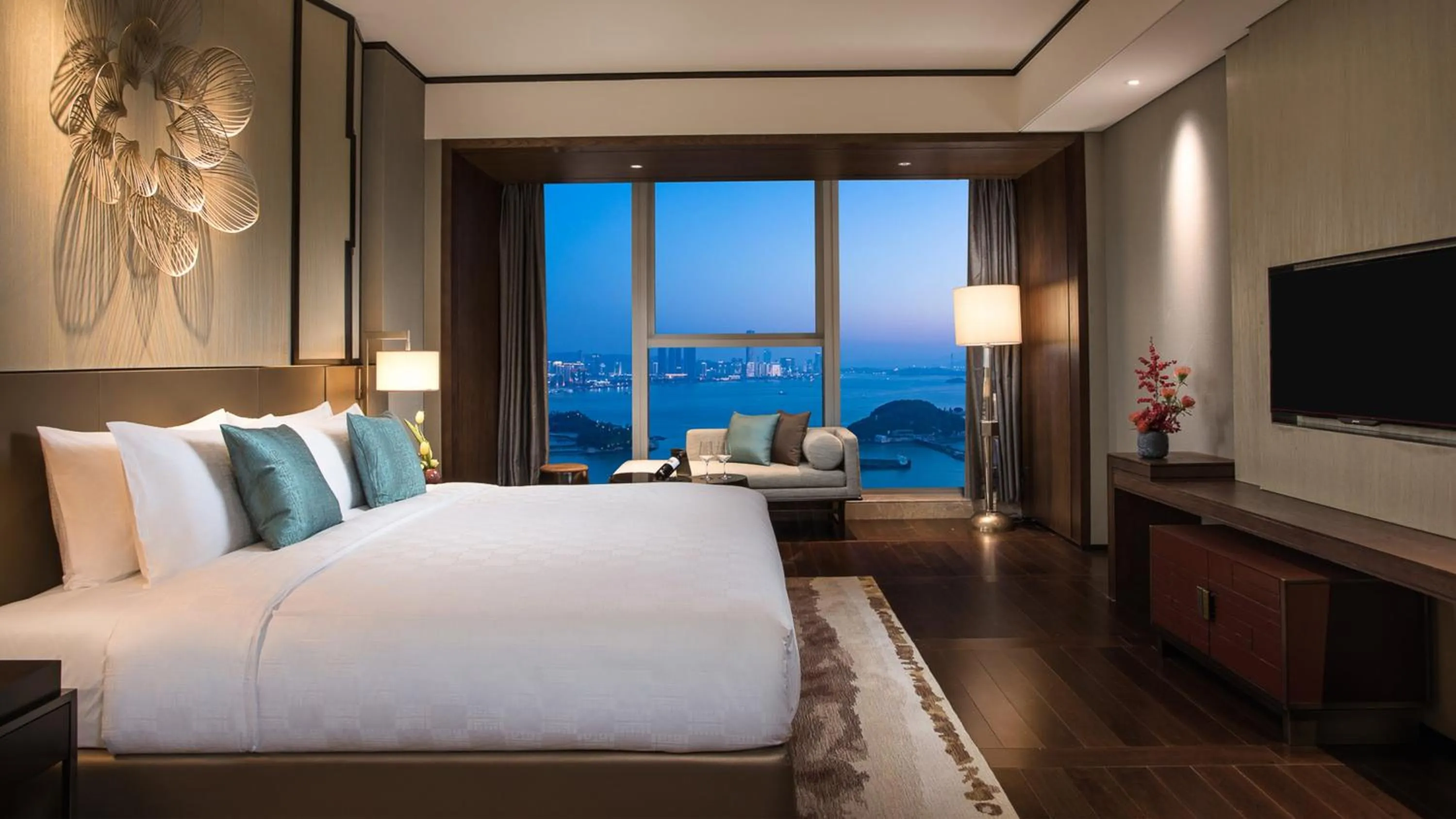 Photo of the whole room, Bed in HUALUXE Xiamen Haicang Habour View