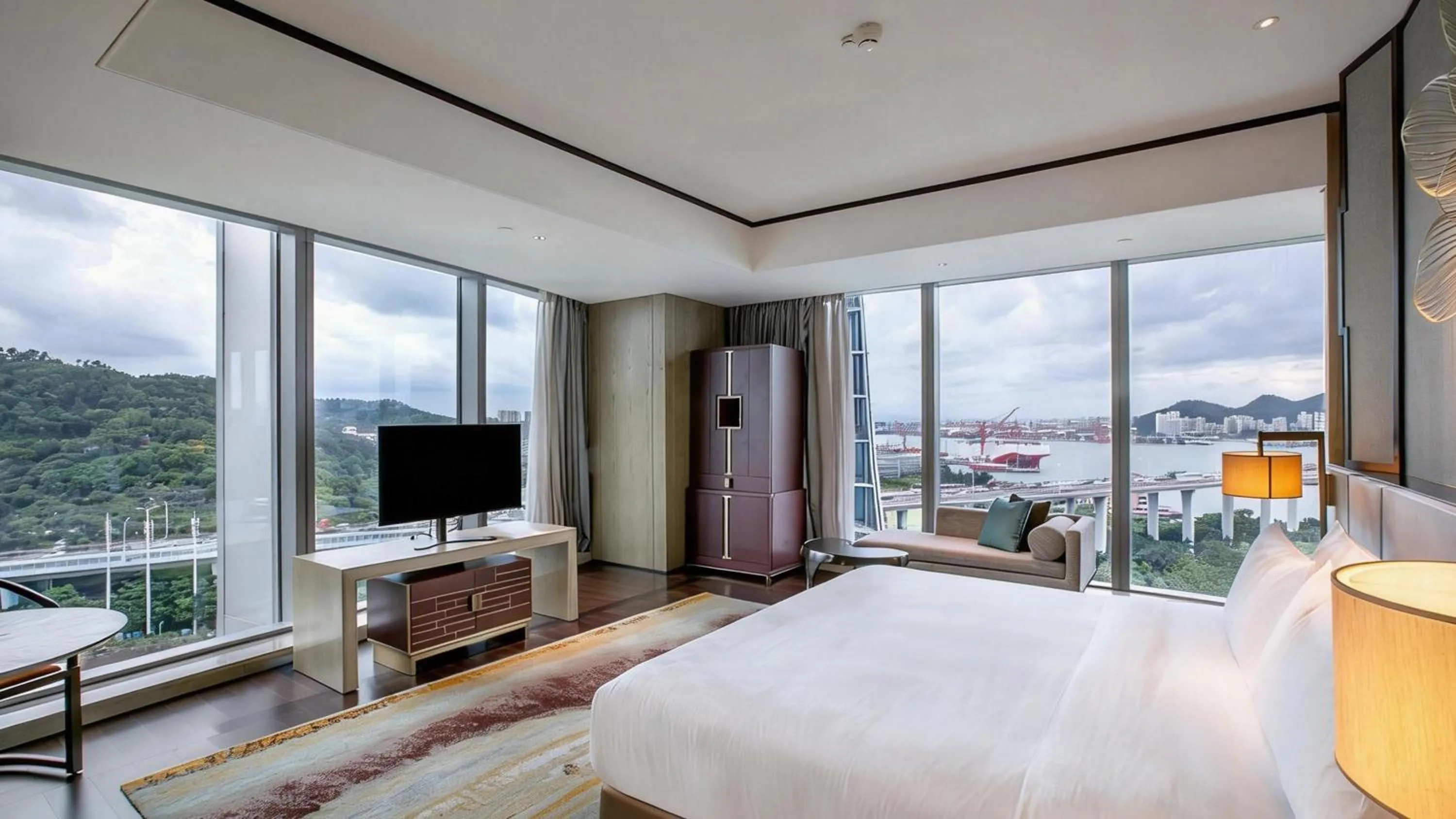 Photo of the whole room, Bed in HUALUXE Xiamen Haicang Habour View