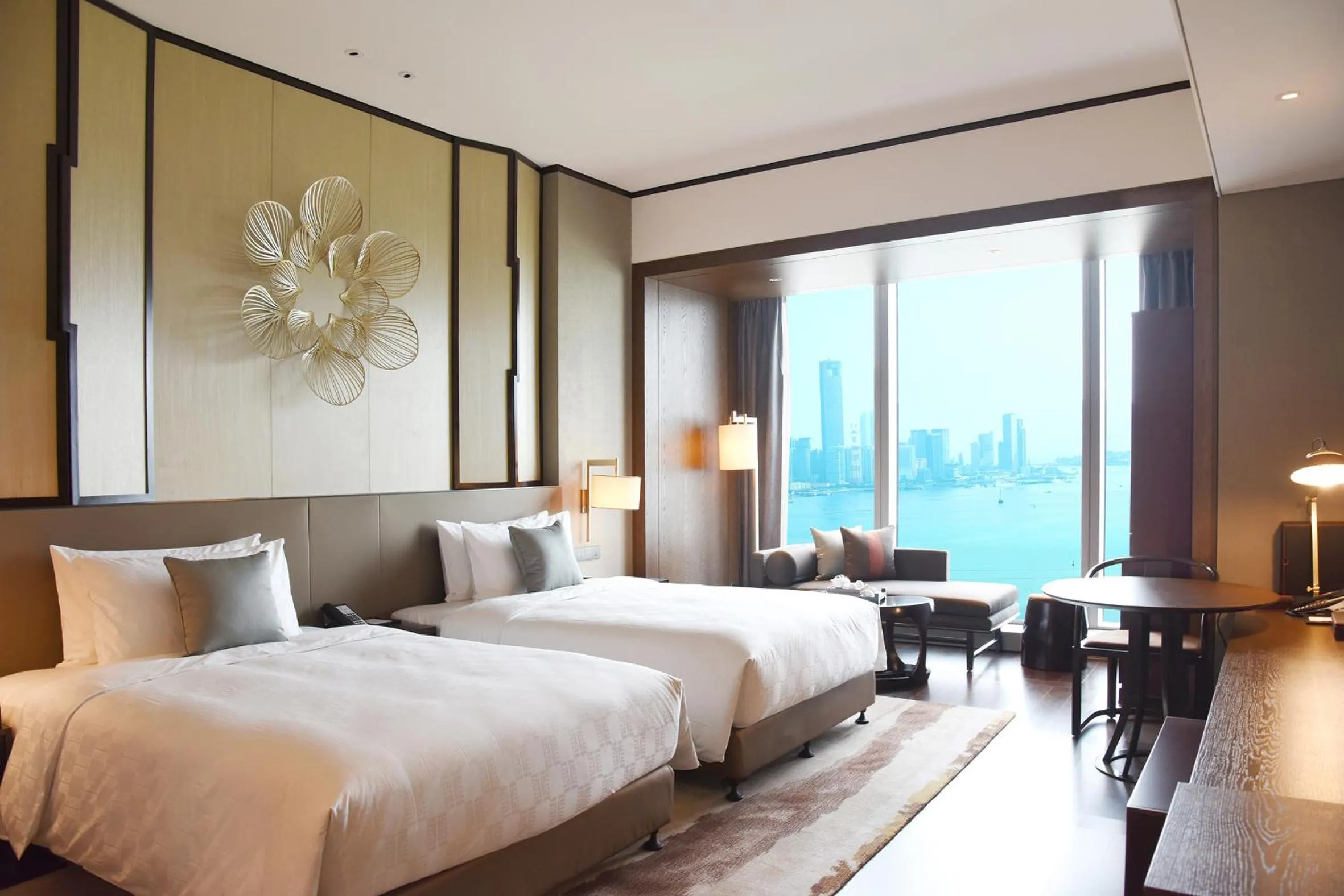 Photo of the whole room, Bed in HUALUXE Xiamen Haicang Habour View