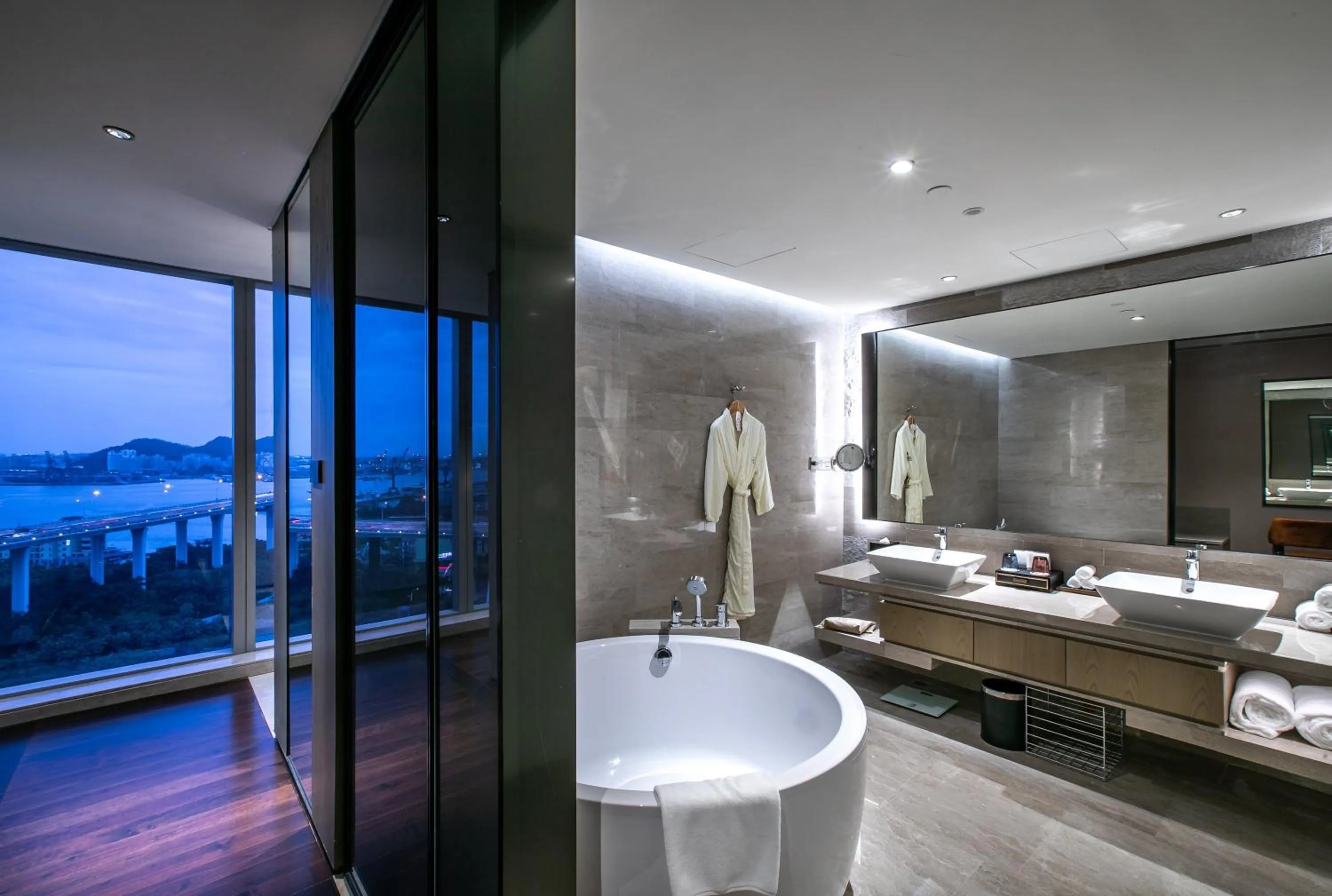 Photo of the whole room, Bed in HUALUXE Xiamen Haicang Habour View