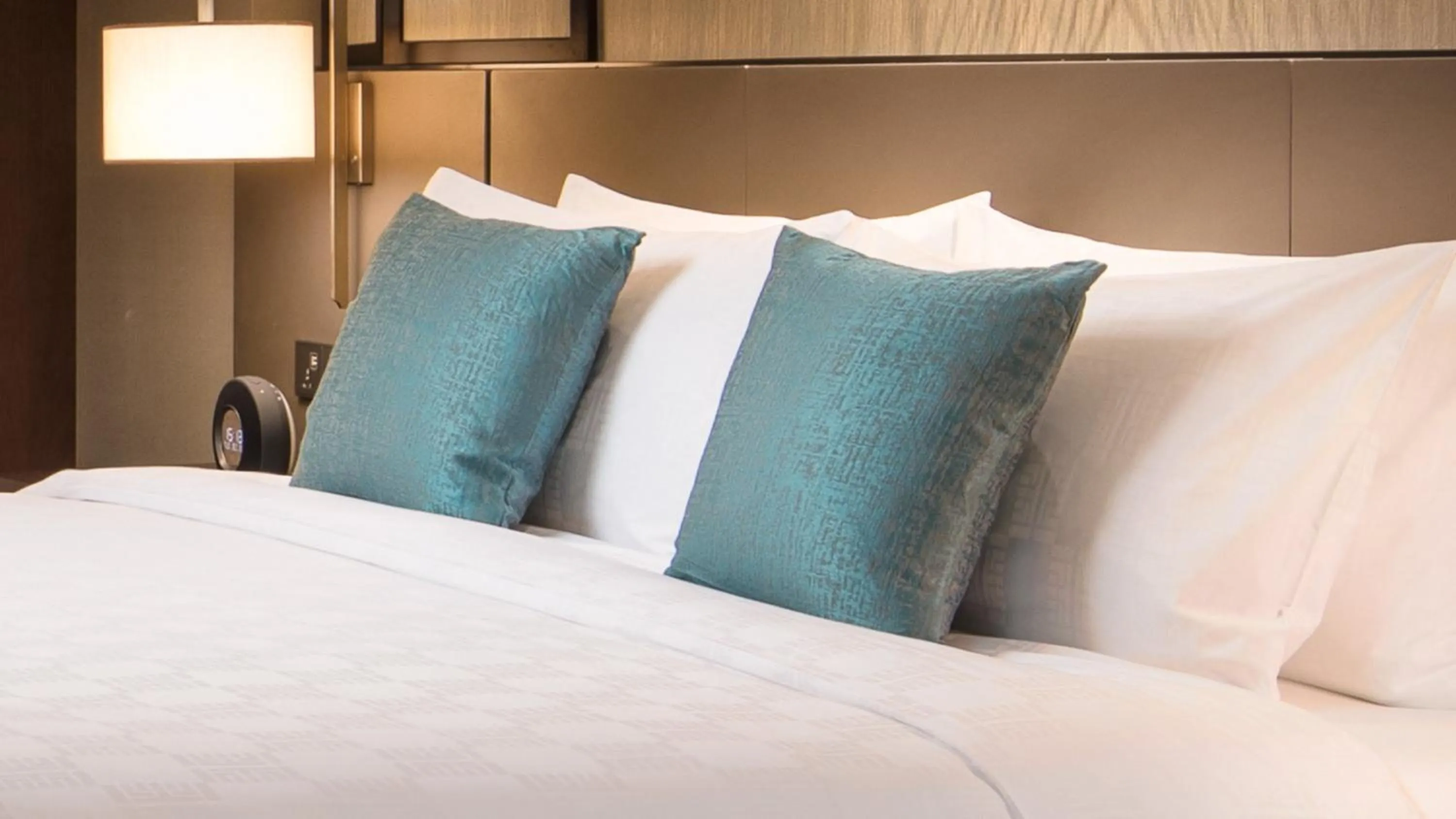 Photo of the whole room, Bed in HUALUXE Xiamen Haicang Habour View