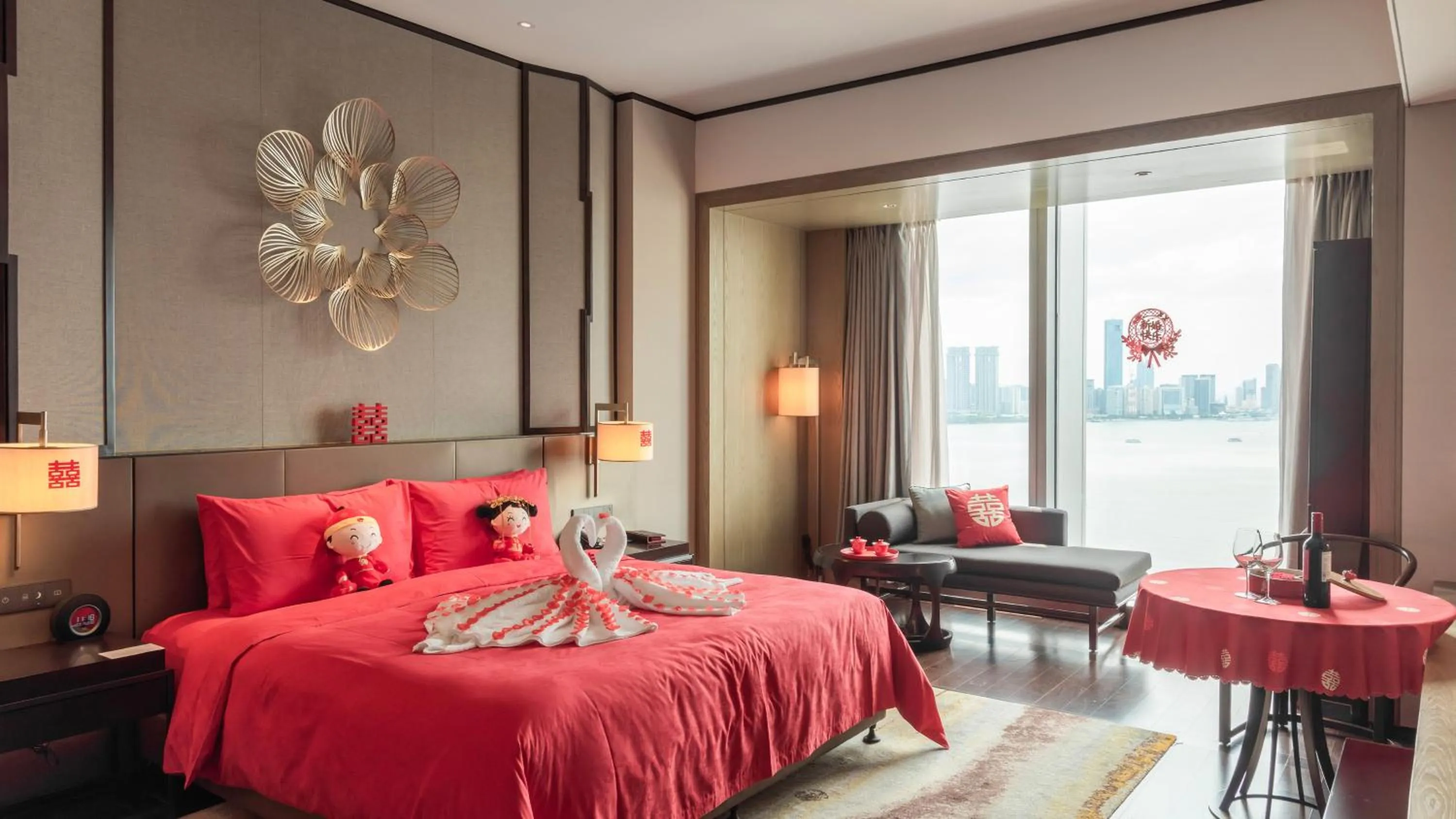 Photo of the whole room, Bed in HUALUXE Xiamen Haicang Habour View