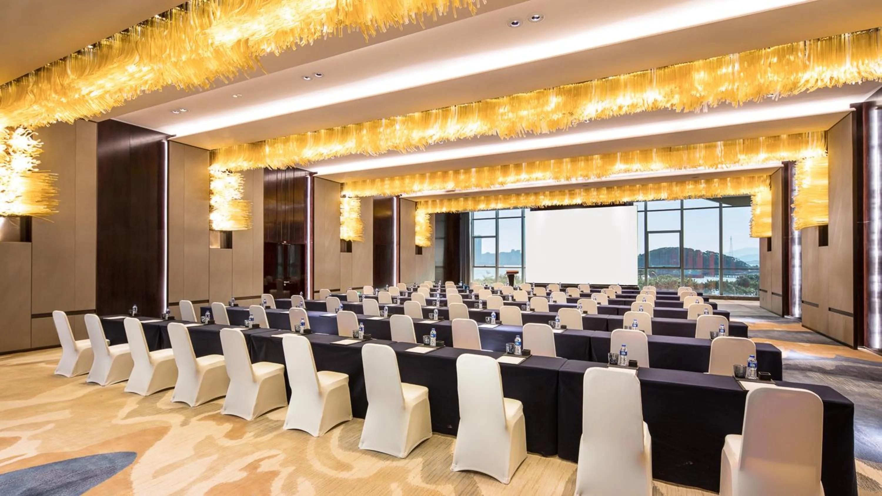 Meeting/conference room in HUALUXE Xiamen Haicang Habour View
