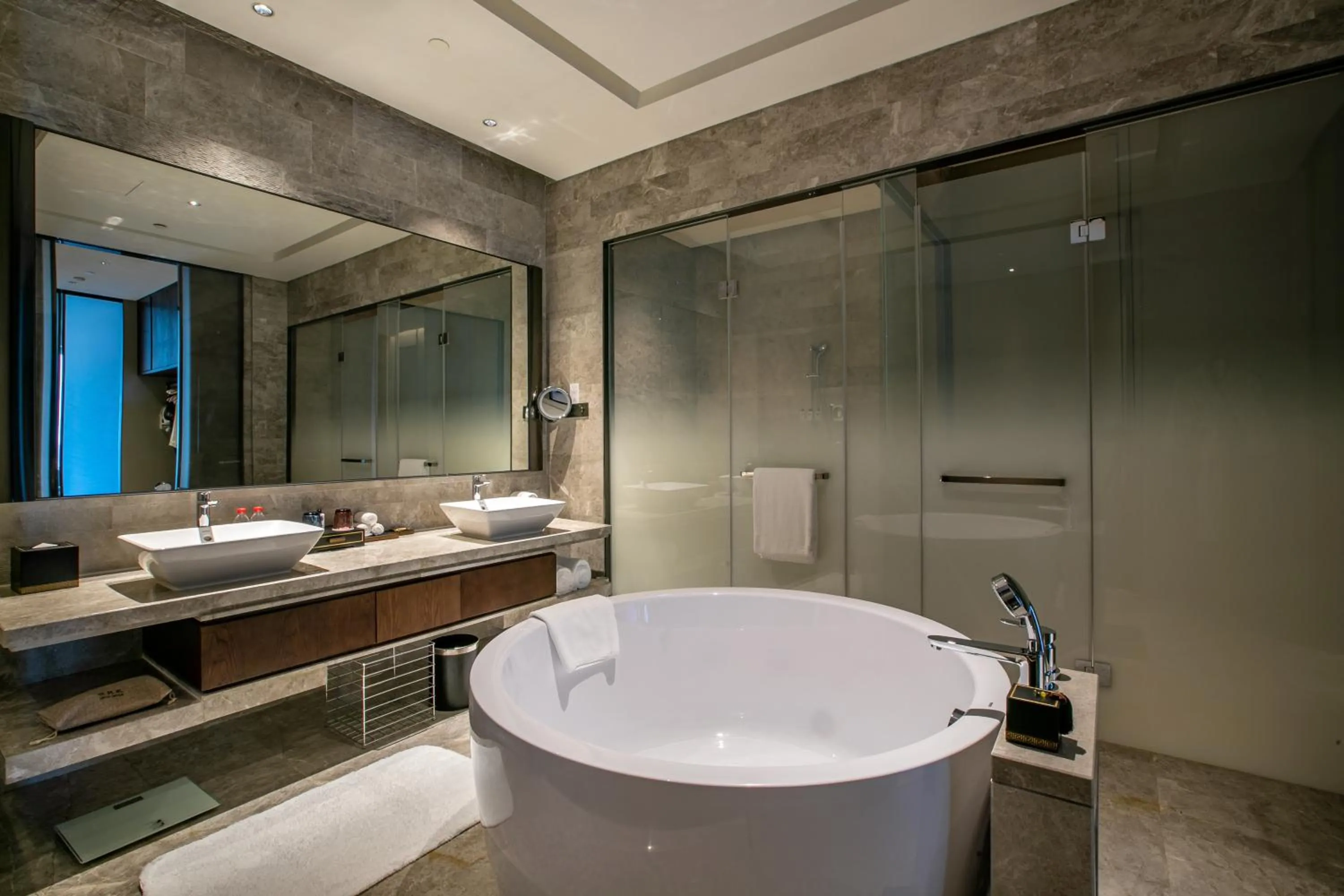 Bathroom in HUALUXE Xiamen Haicang Habour View