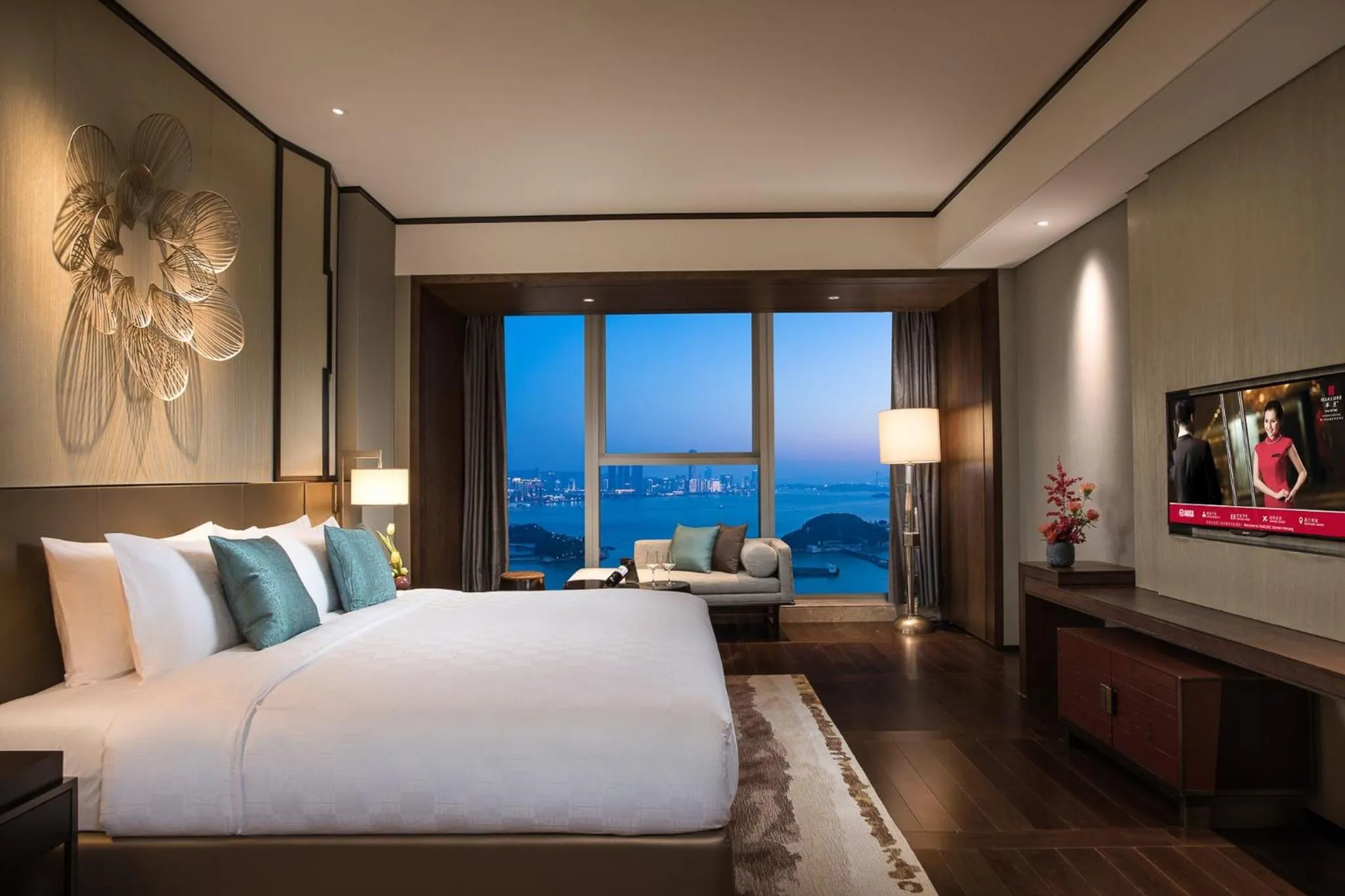 Photo of the whole room, Bed in HUALUXE Xiamen Haicang Habour View