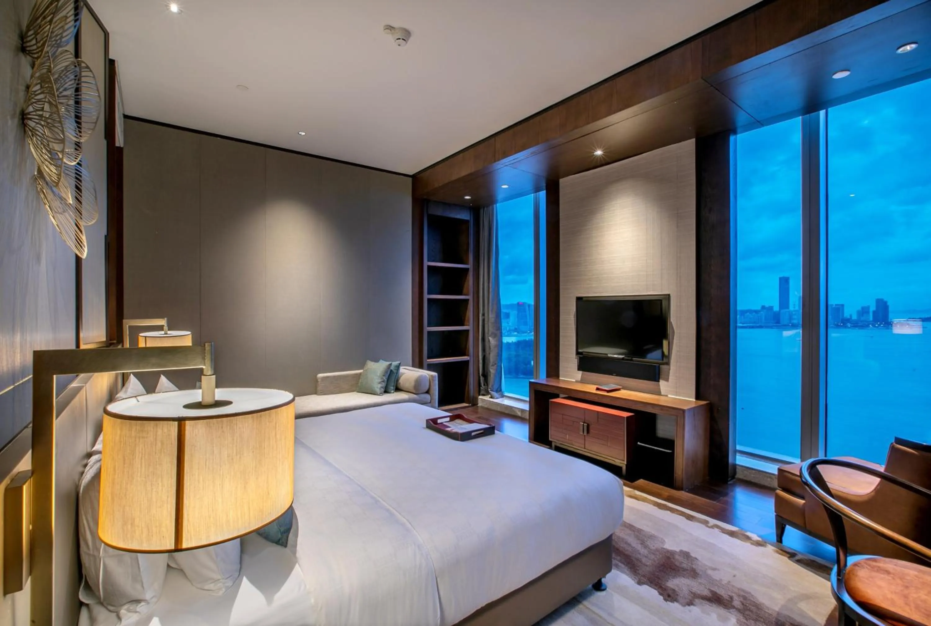Photo of the whole room, Bed in HUALUXE Xiamen Haicang Habour View