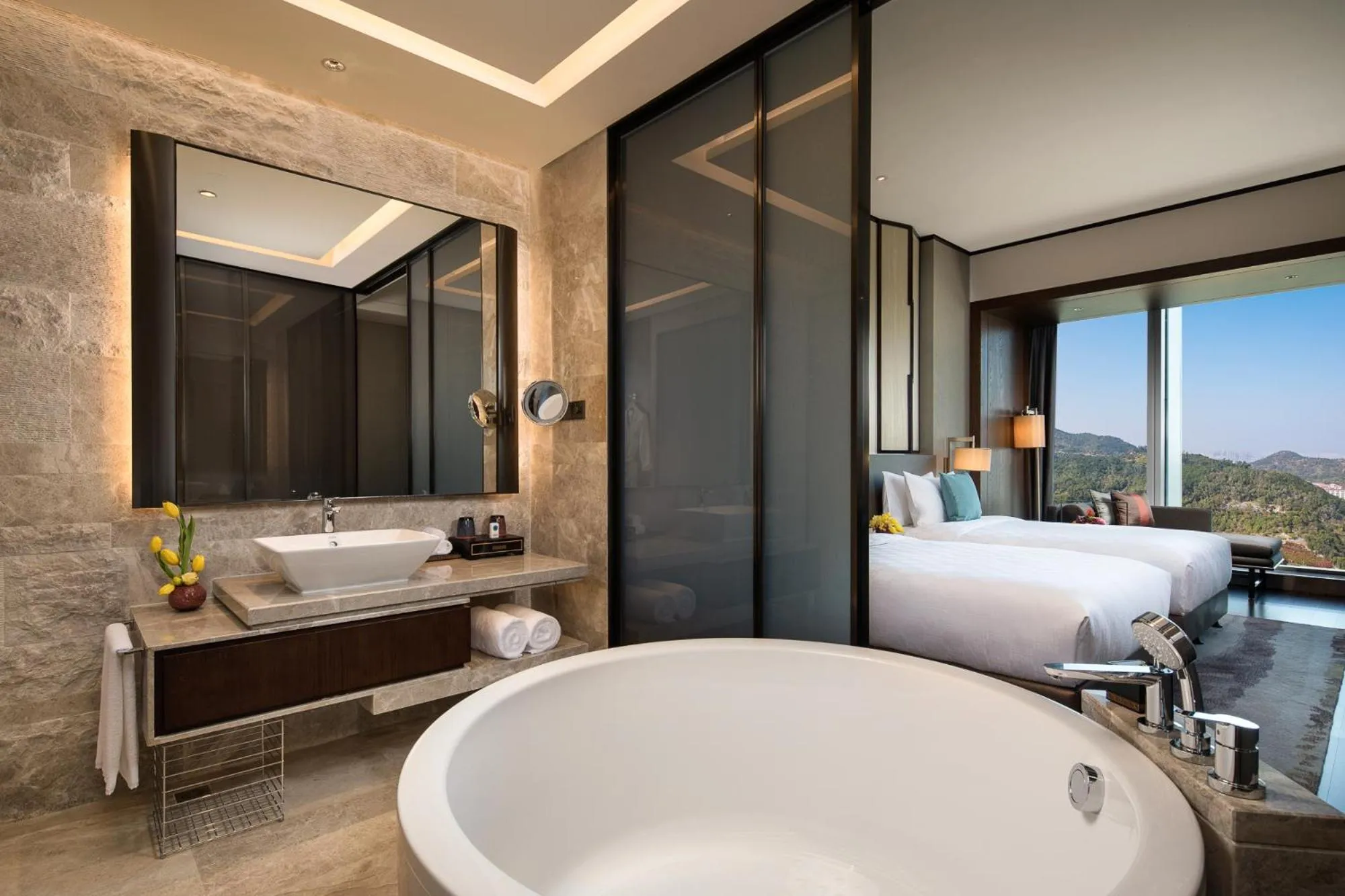 Bathroom, Bed in HUALUXE Xiamen Haicang Habour View