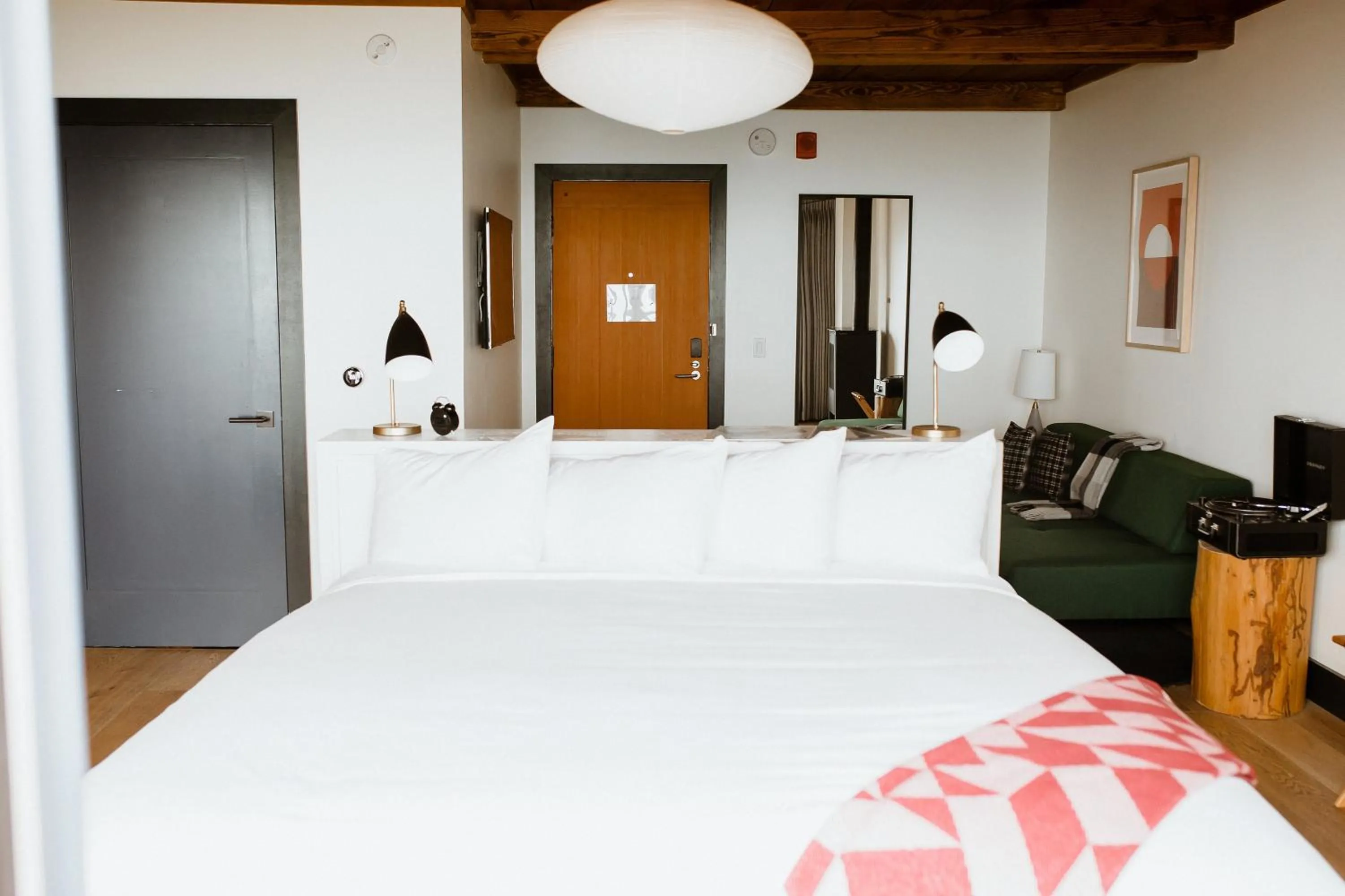 Photo of the whole room, Bed in Timber Cove Resort