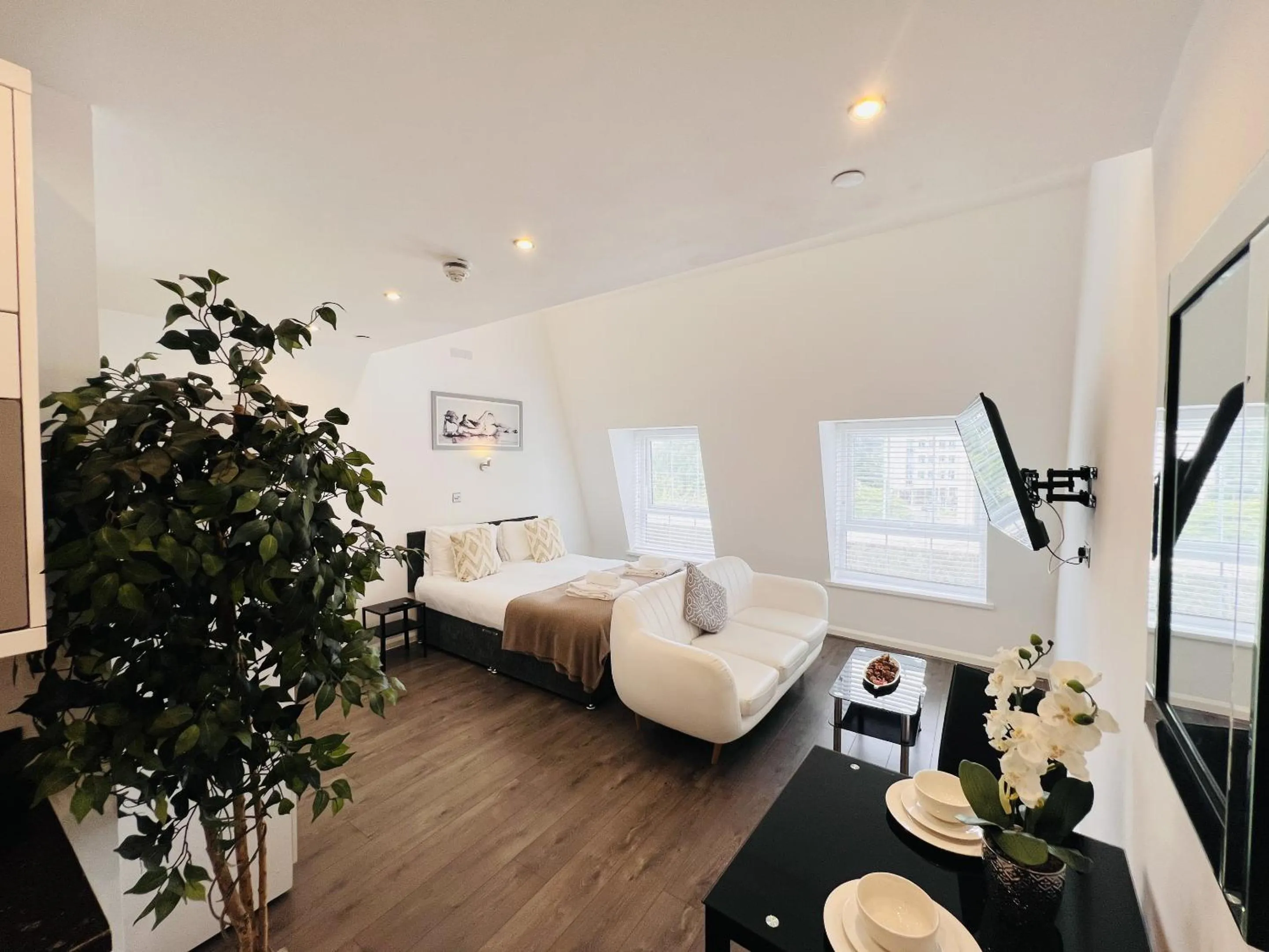 Bedroom, Bed in Fox House Studios, City centre Aparthotel