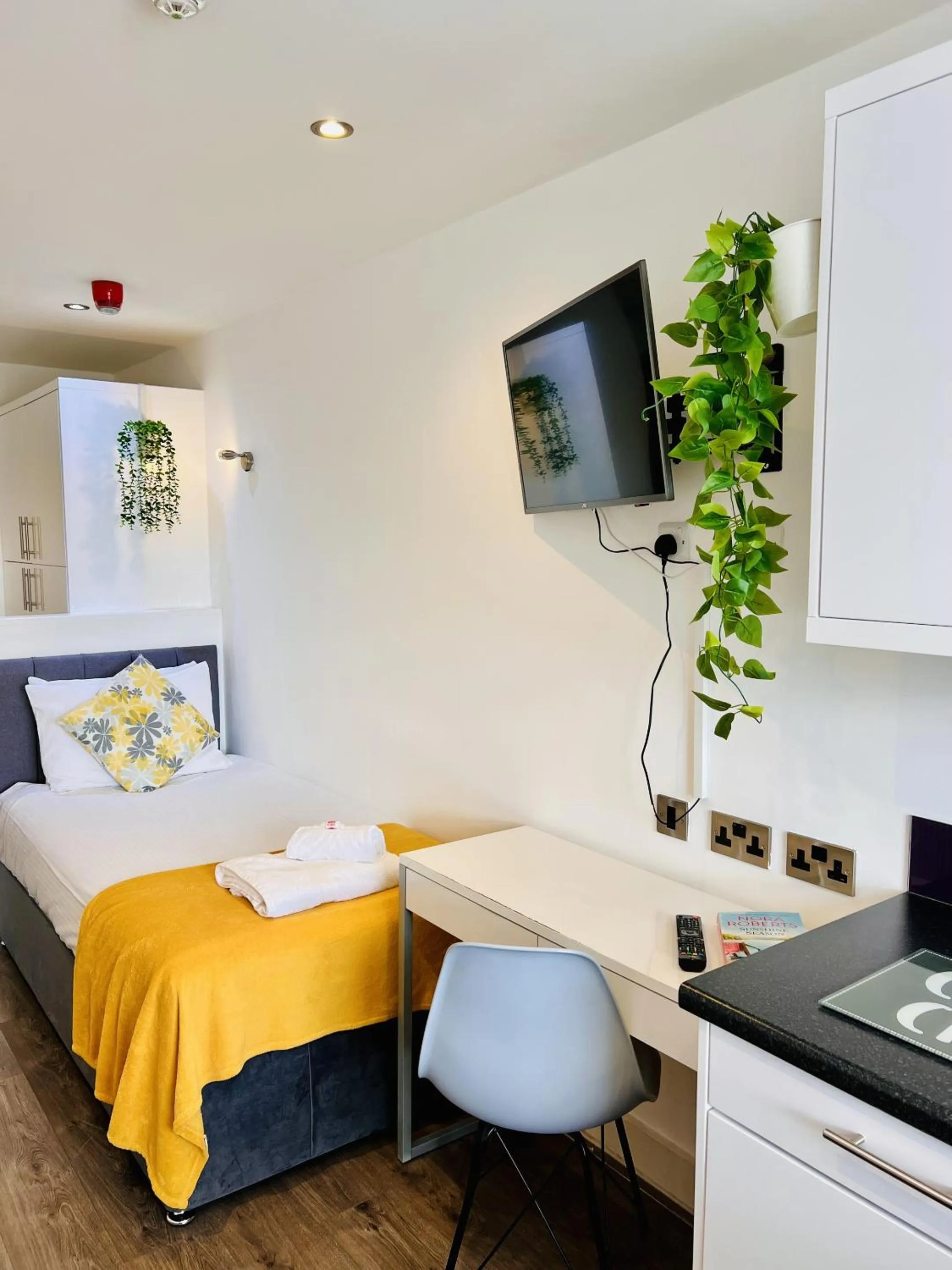 Bedroom, Bed in Fox House Studios, City centre Aparthotel