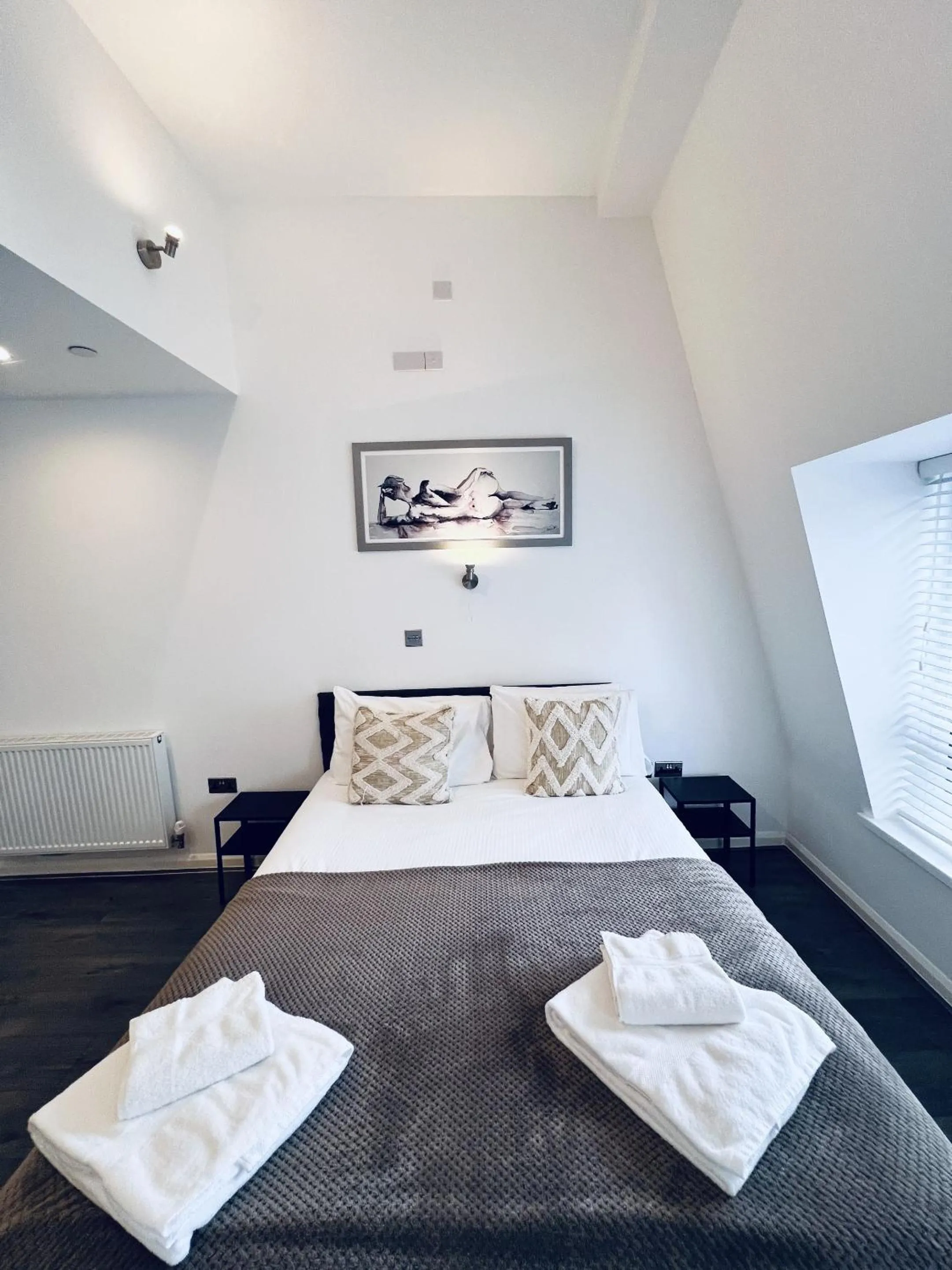 Bedroom, Bed in Fox House Studios, City centre Aparthotel