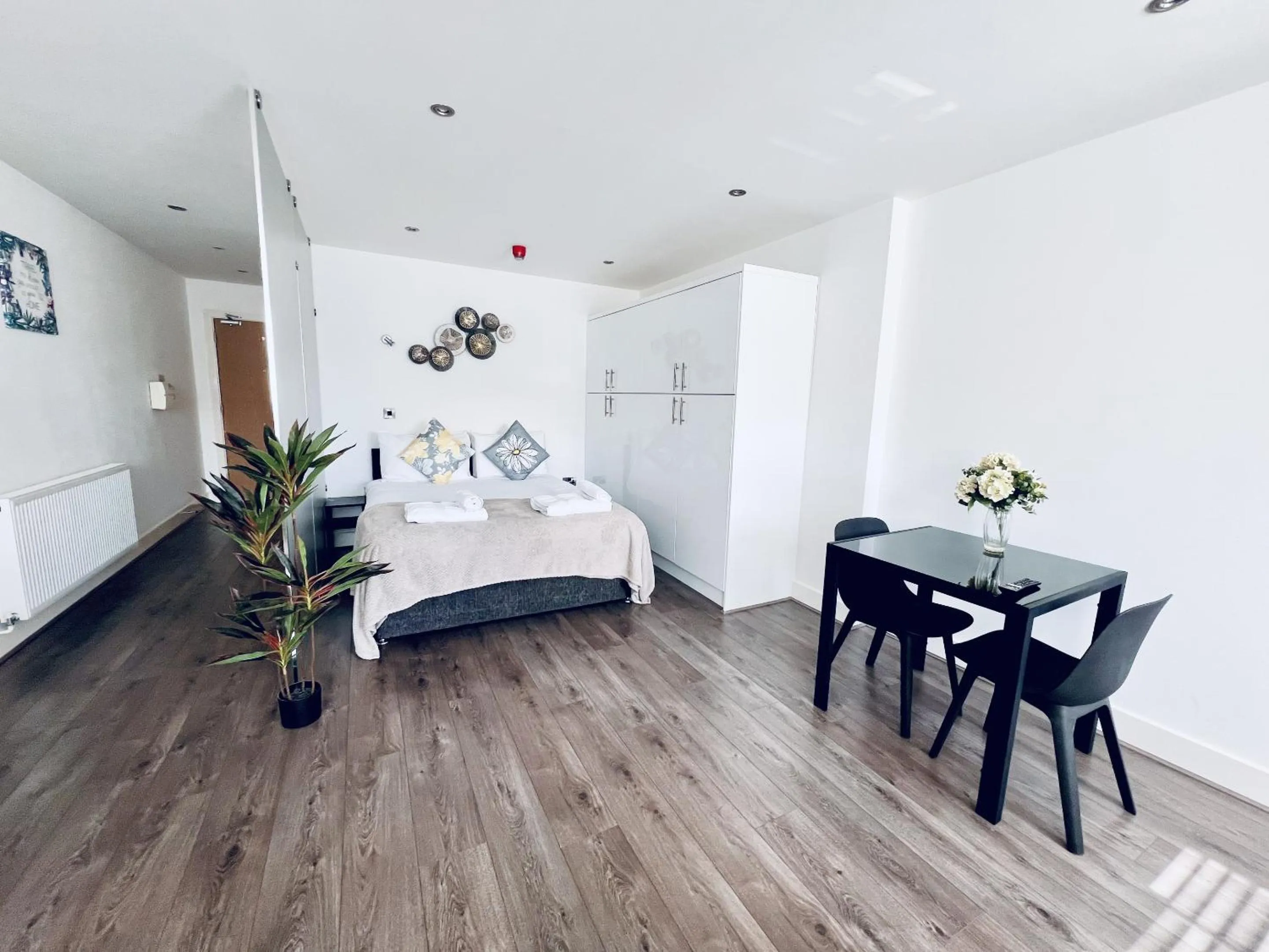 Bedroom, Bed in Fox House Studios, City centre Aparthotel