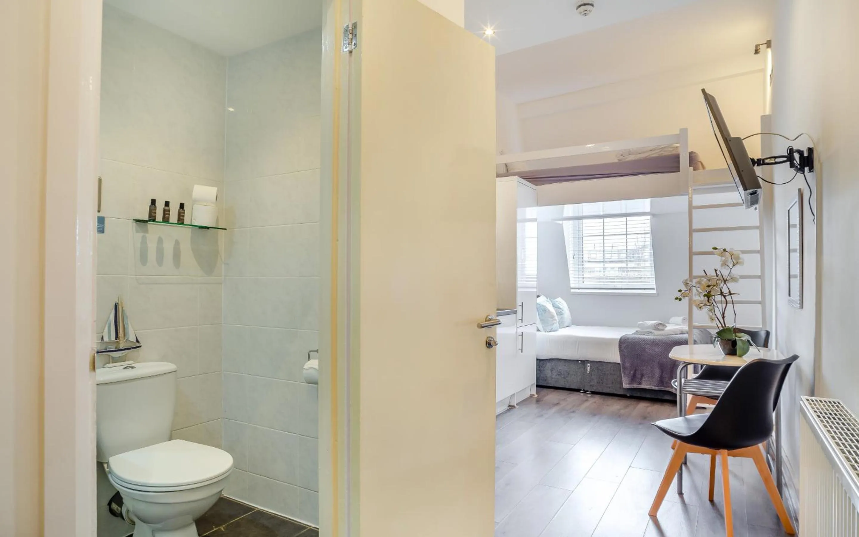 Bedroom in Fox House Studios, City centre Aparthotel