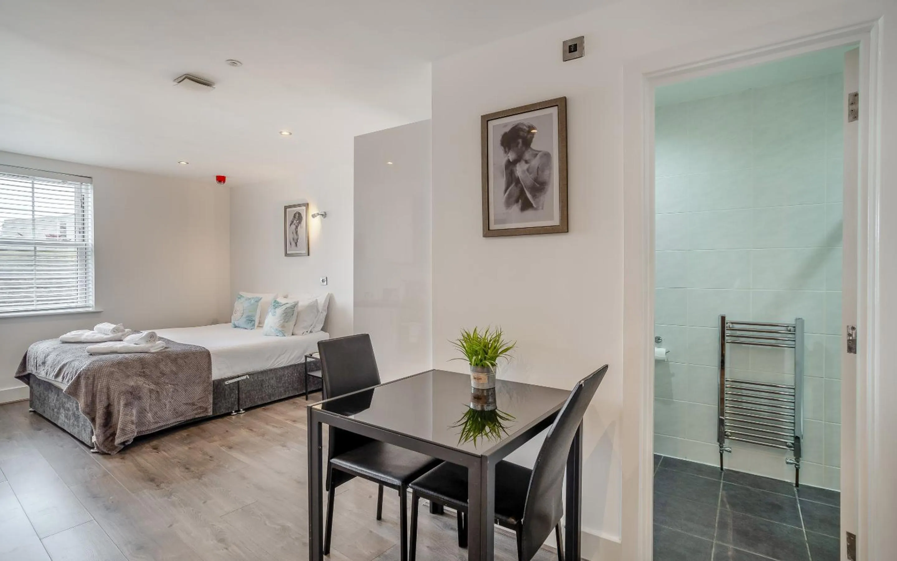 Bedroom, Bed in Fox House Studios, City centre Aparthotel