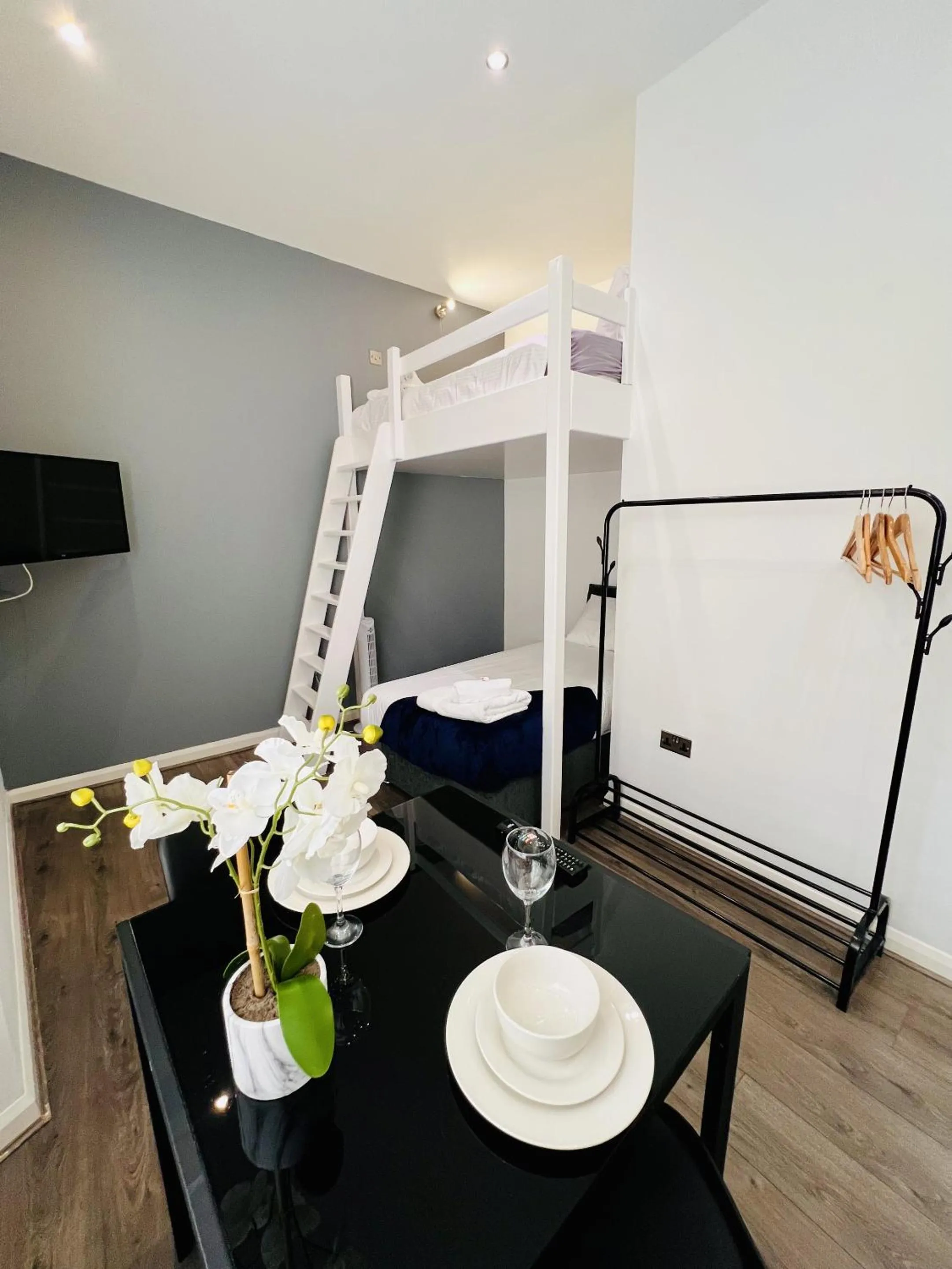 Bedroom, Bed in Fox House Studios, City centre Aparthotel