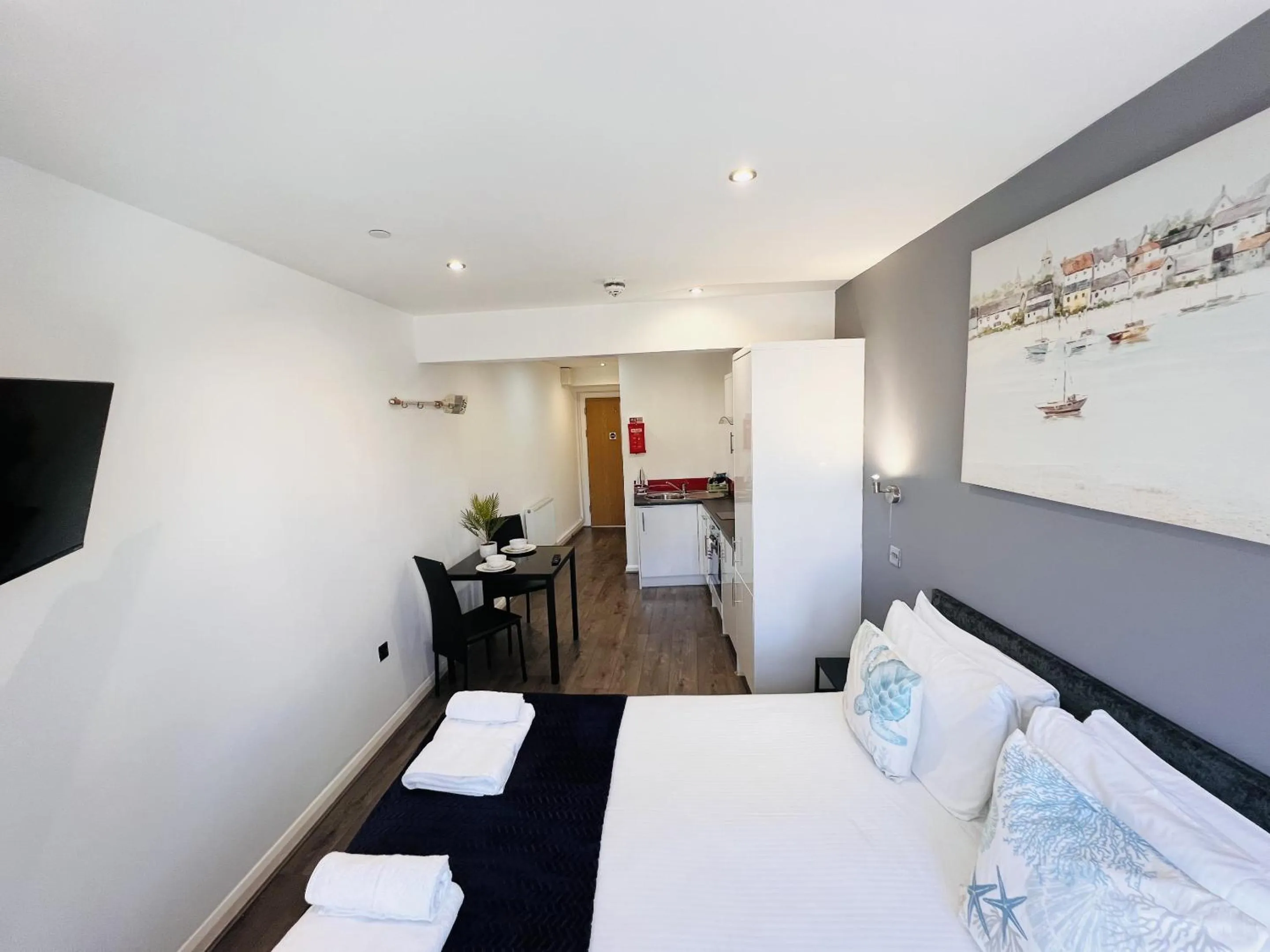 Bedroom, Bed in Fox House Studios, City centre Aparthotel