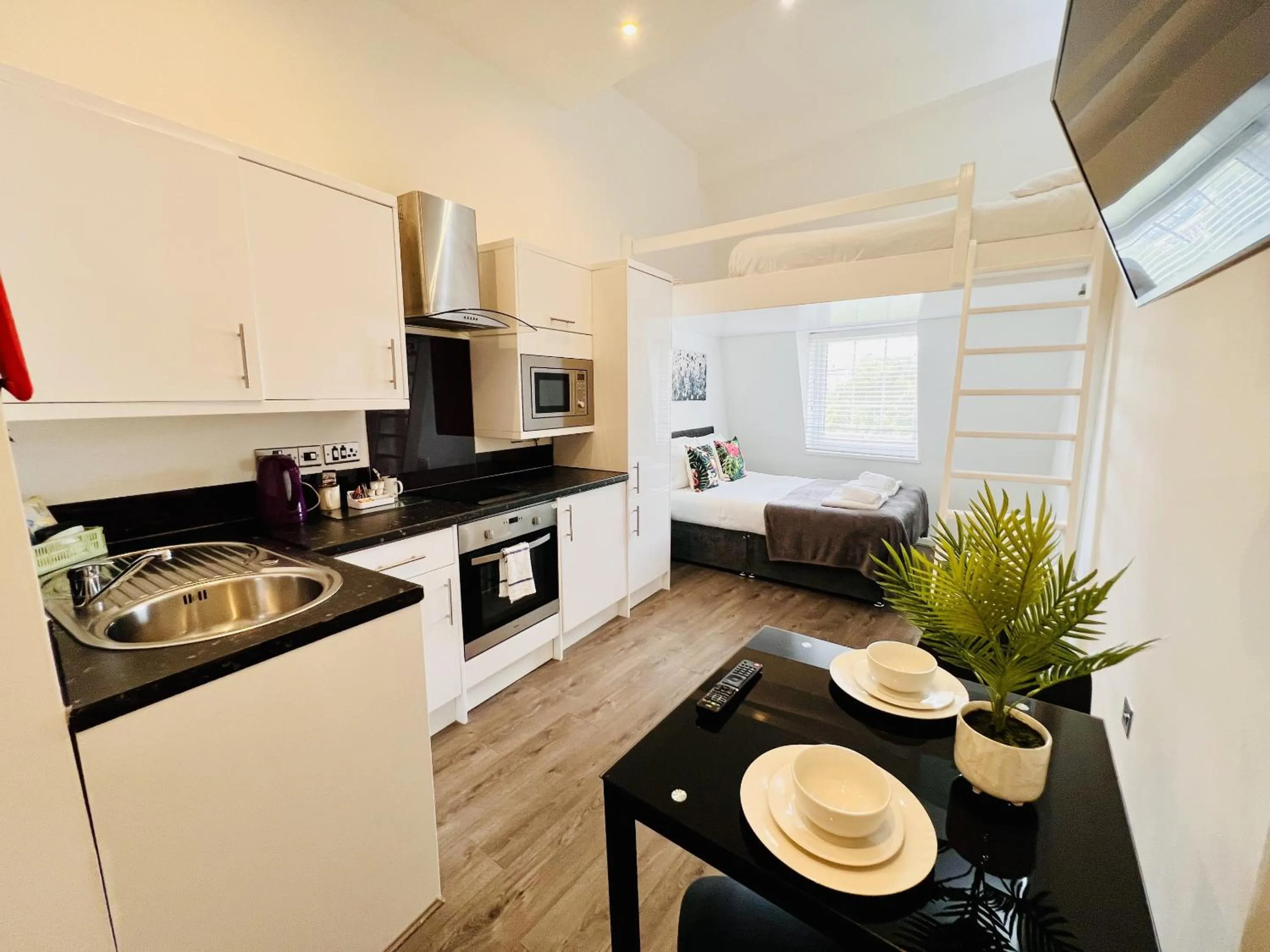 Kitchen or kitchenette in Fox House Studios, City centre Aparthotel