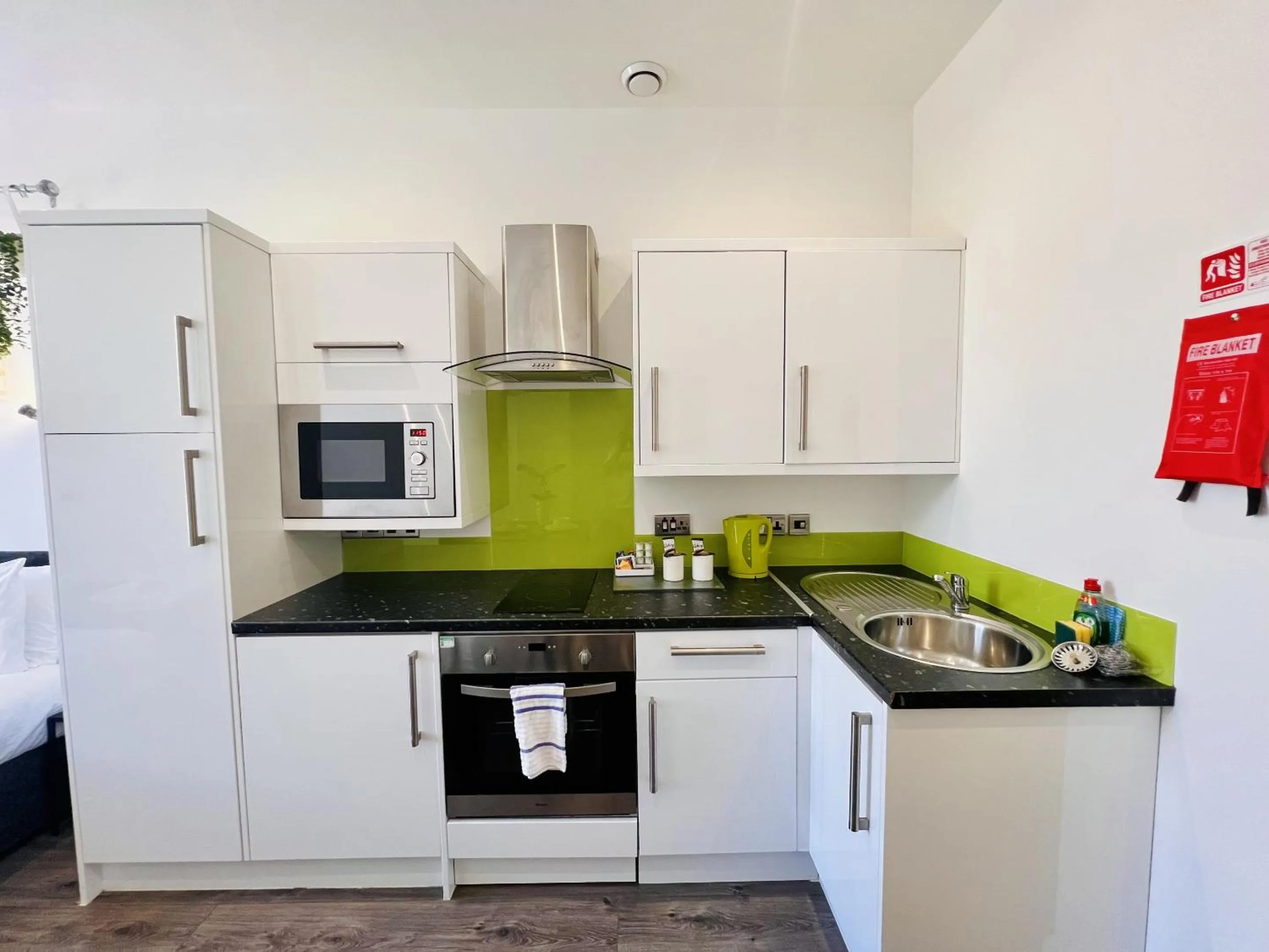 Kitchen or kitchenette in Fox House Studios, City centre Aparthotel