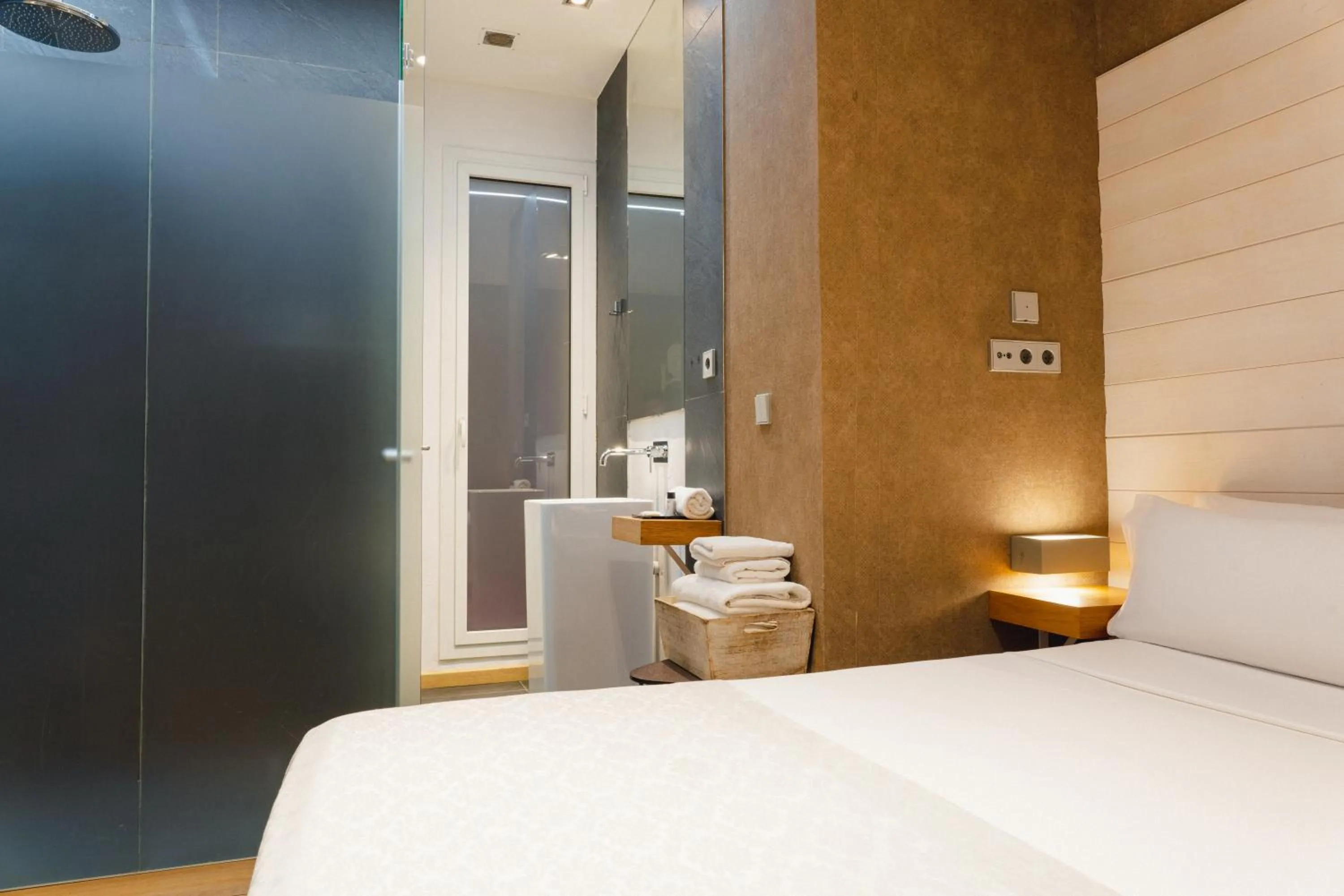 Shower, Bed in Cosmopolitan Boutique Rambla