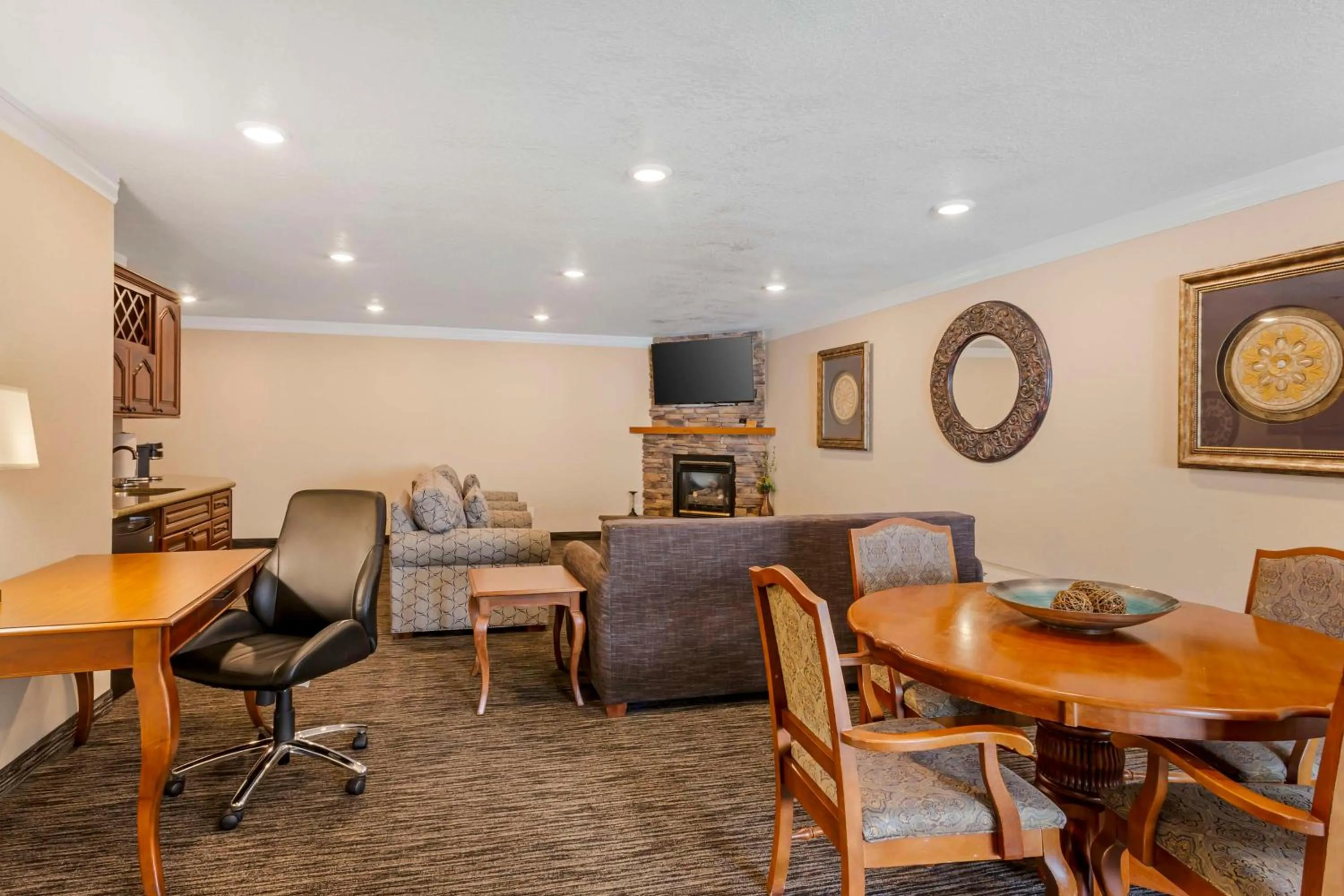 Bedroom in Best Western Plus Landmark Inn