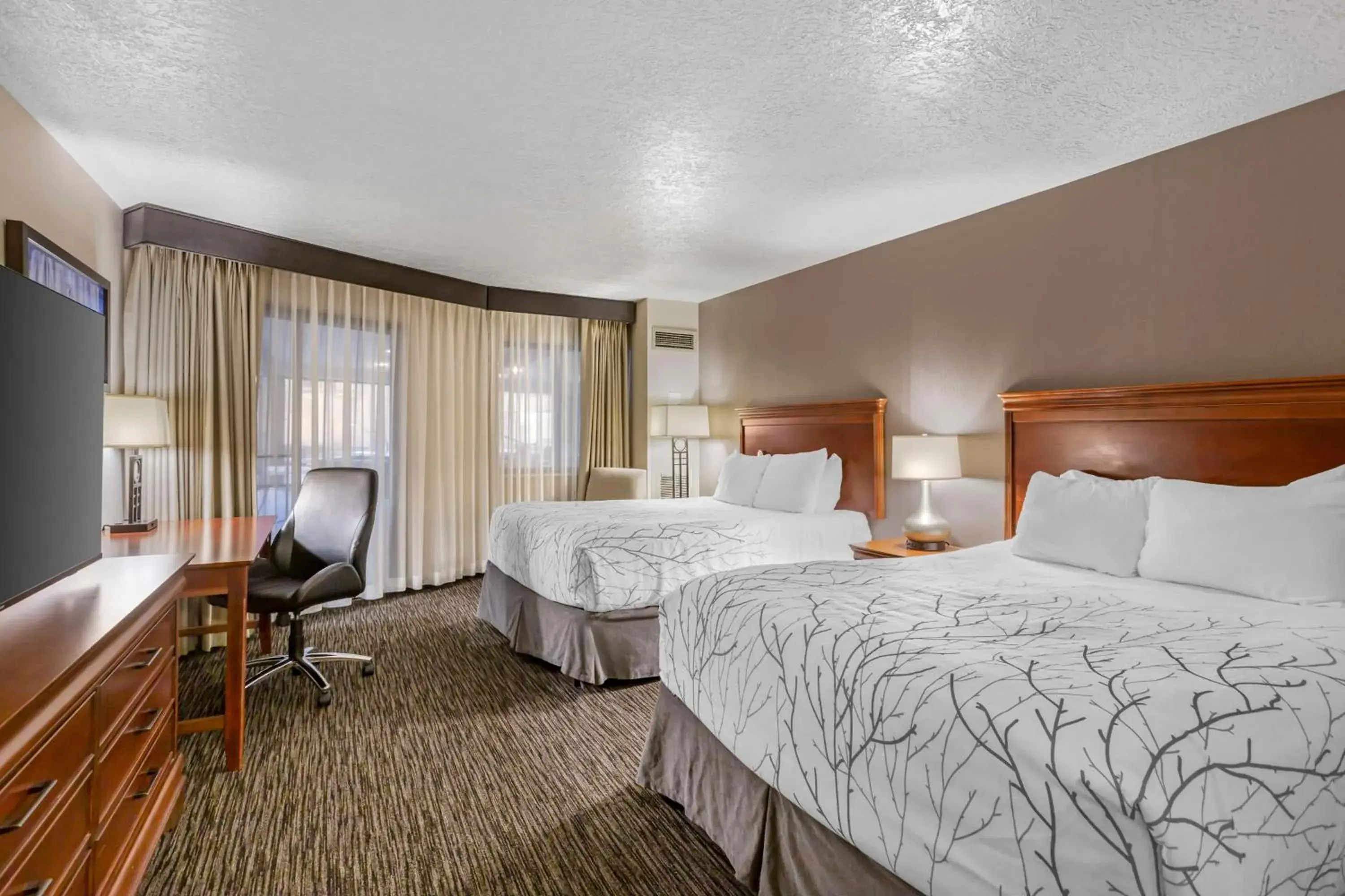 Queen Room with Two Queen Beds - Poolside in Best Western Plus Landmark Inn Queen Room with Two Queen Beds - Poolside in Best Western Plus Landmark Inn