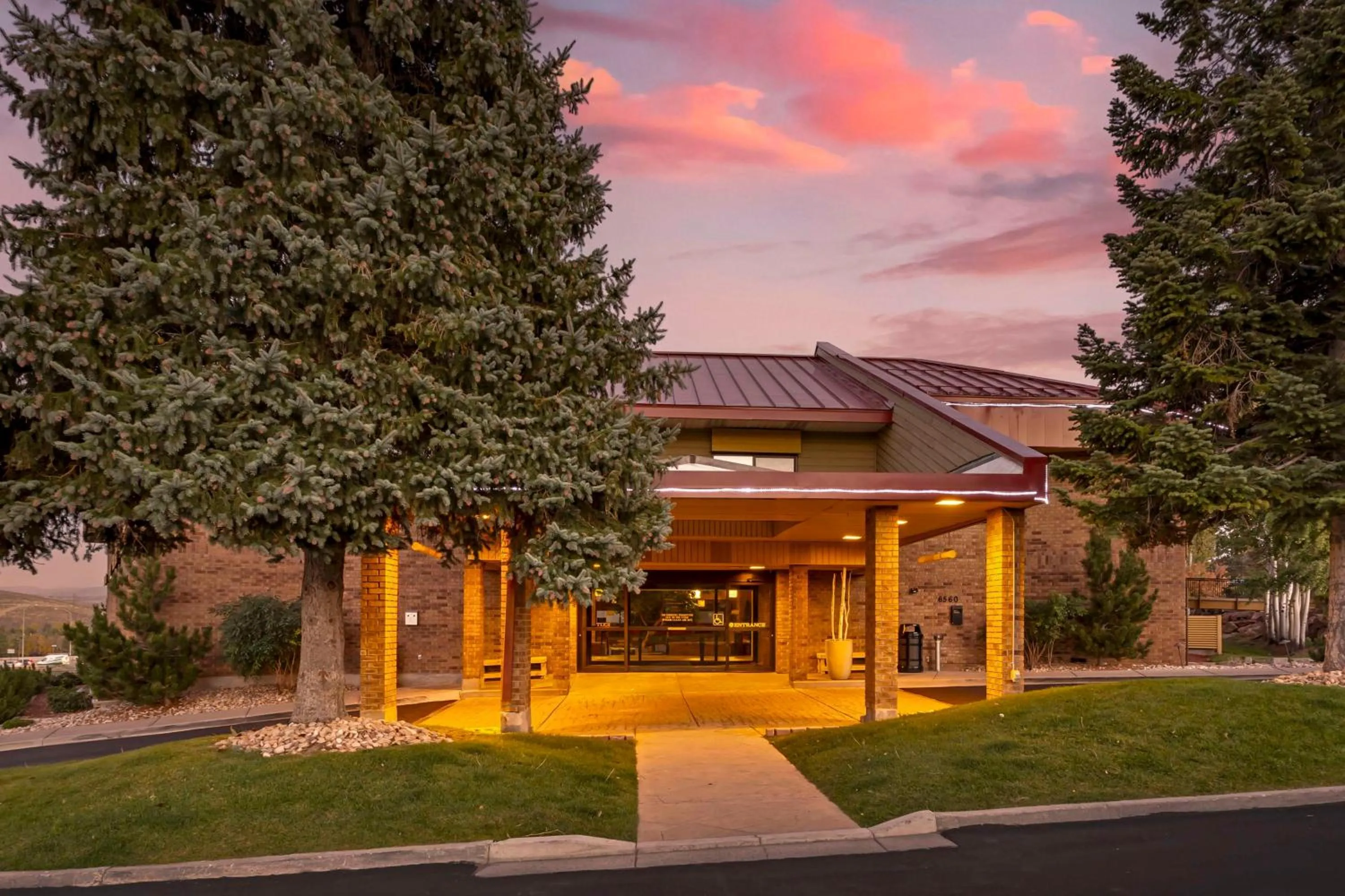 Property building in Best Western Plus Landmark Inn