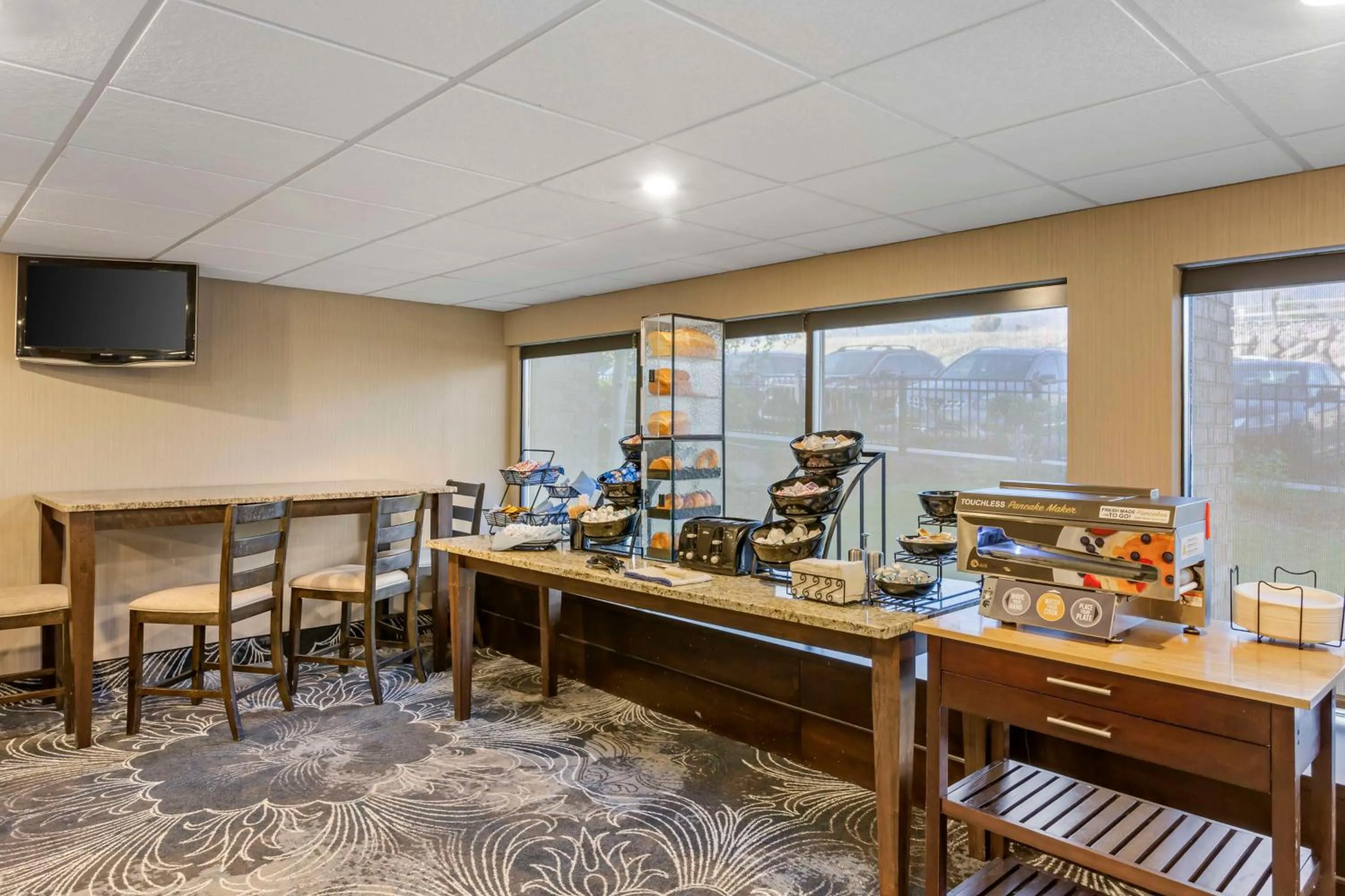 Breakfast in Best Western Plus Landmark Inn