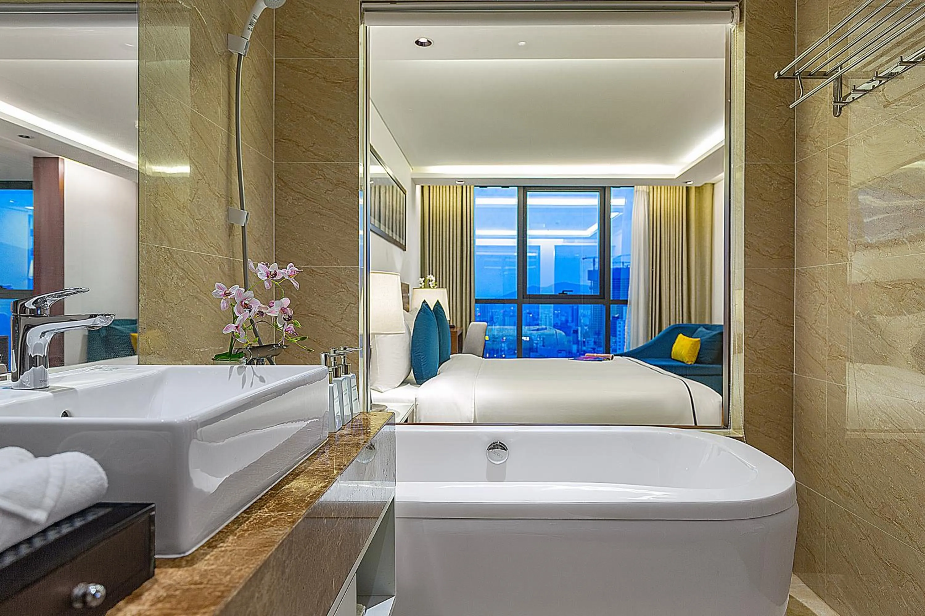 Bath, Bed in Pavilion Hotel Da Nang