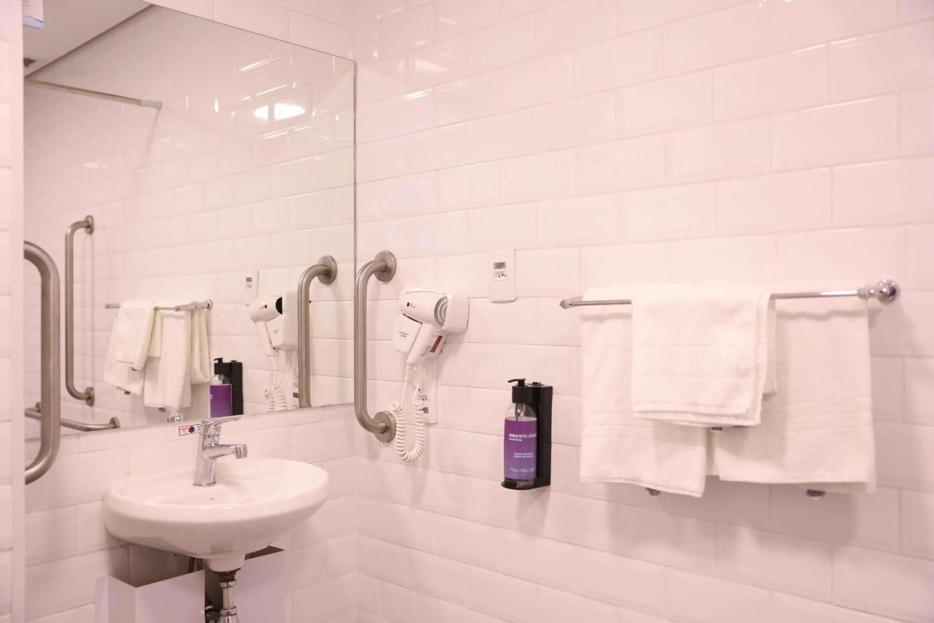 Photo of the whole room in Ramada Encore Sao Paulo Tiradentes Centro