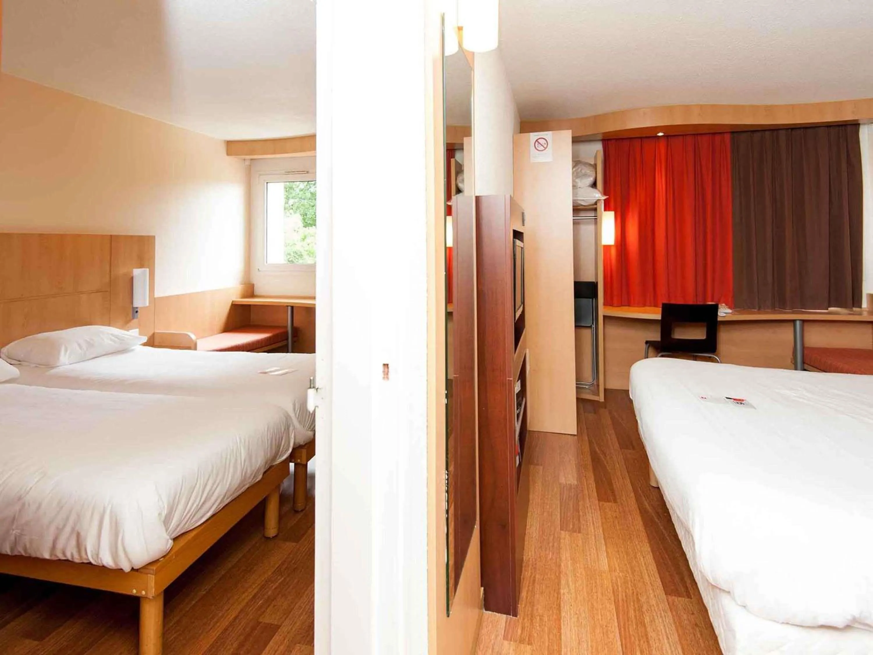 Bedroom, Bed in ibis Avallon