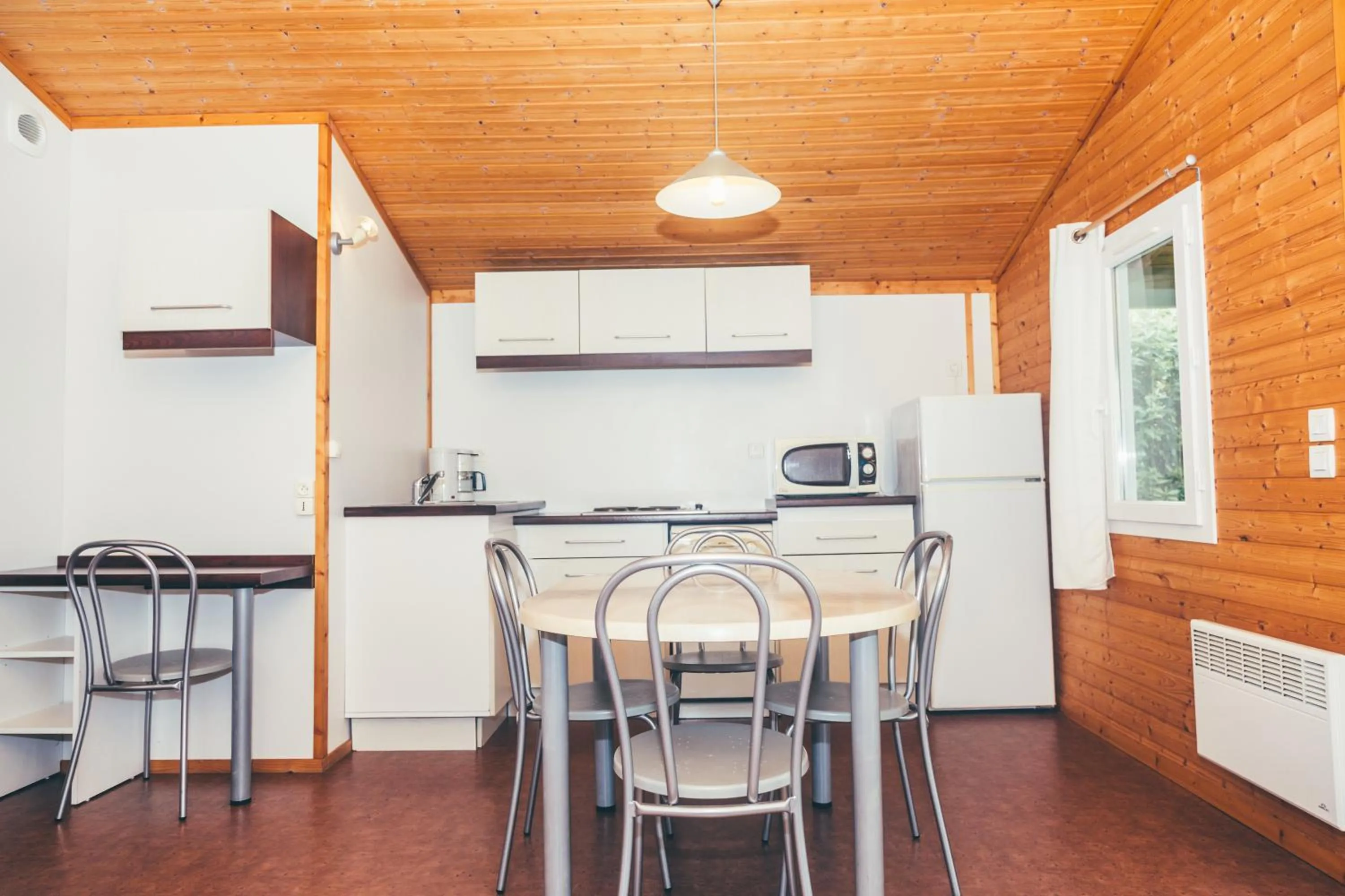 Kitchen or kitchenette in Terres de France - Les Hameaux des Lacs