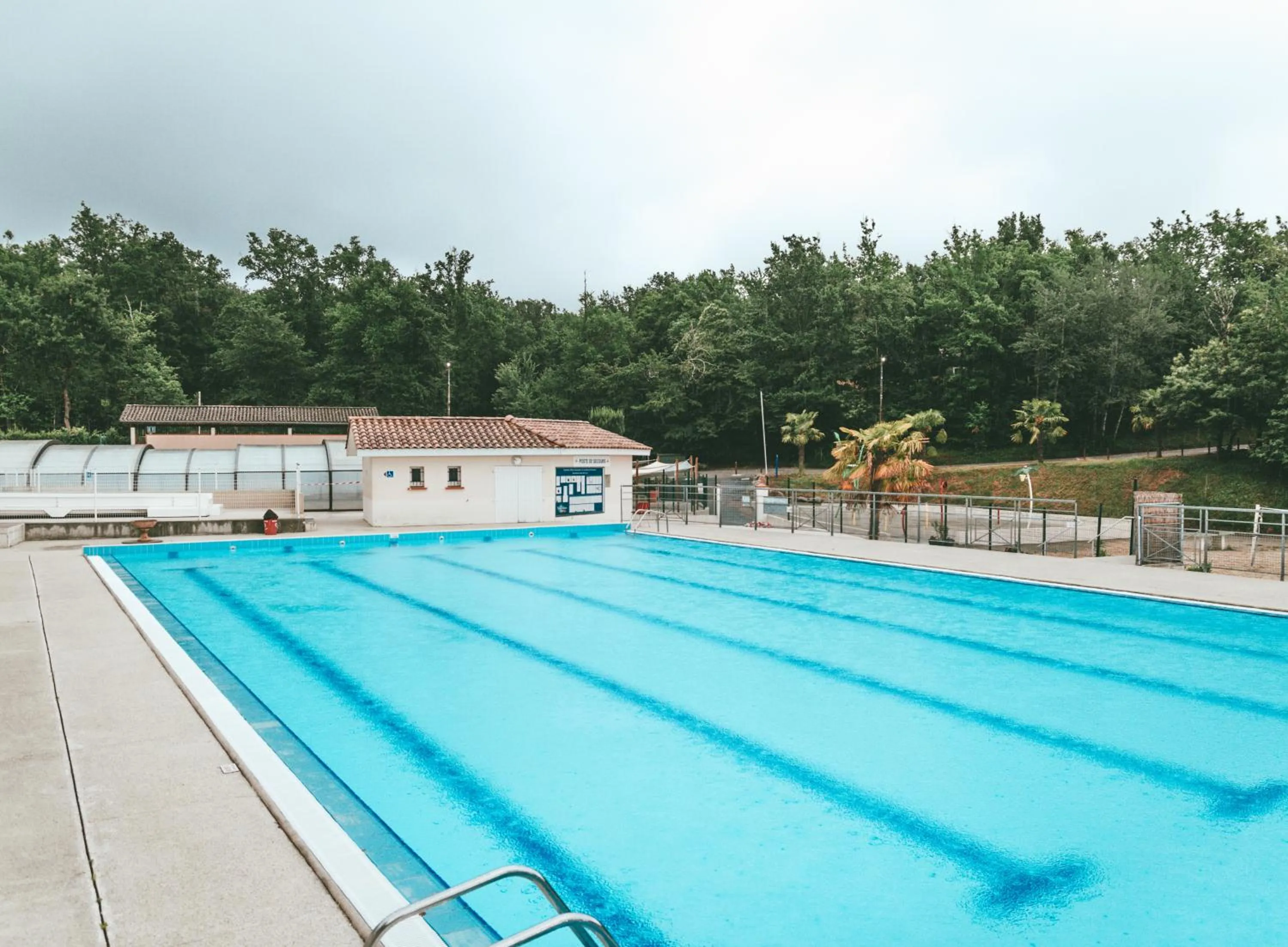 Swimming pool in Terres de France - Les Hameaux des Lacs