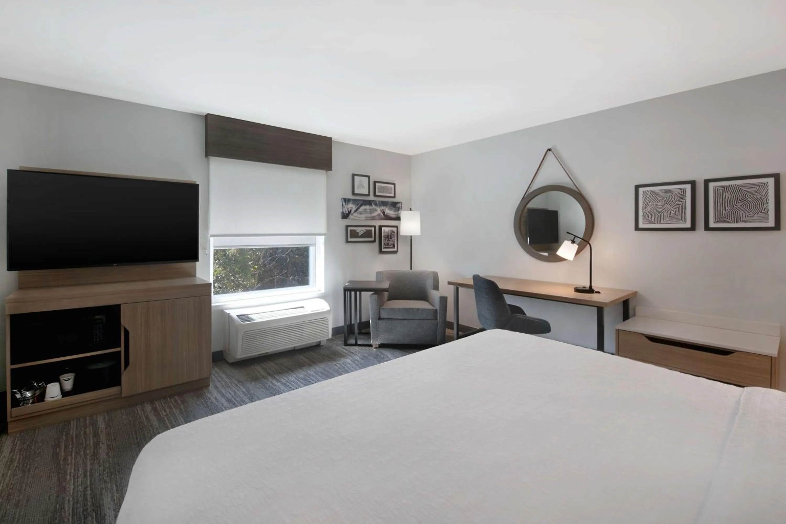 Living room, Bed in Hampton Inn Anderson/Alliance Business Park