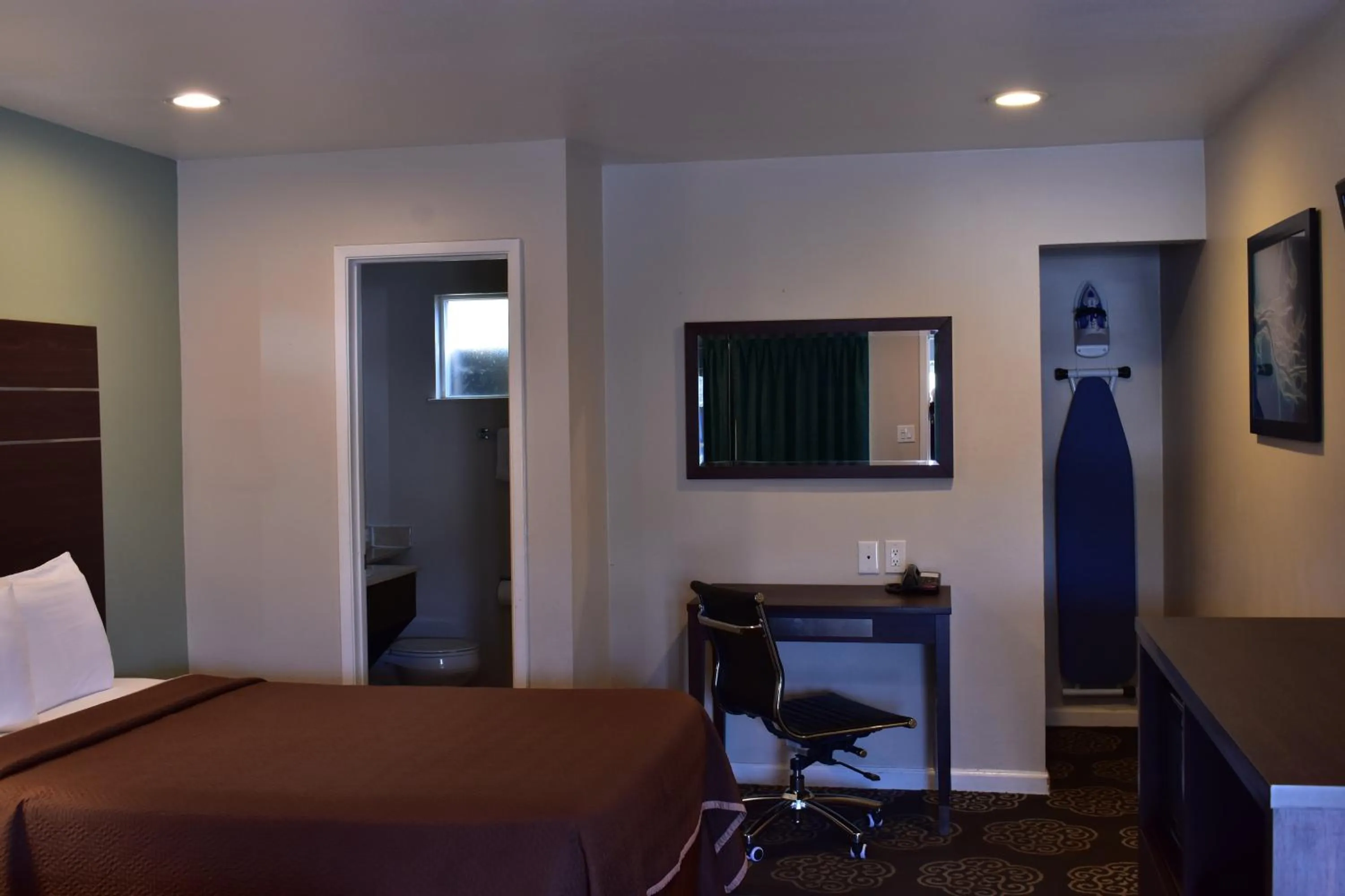 Bedroom, Bed in Country Inn