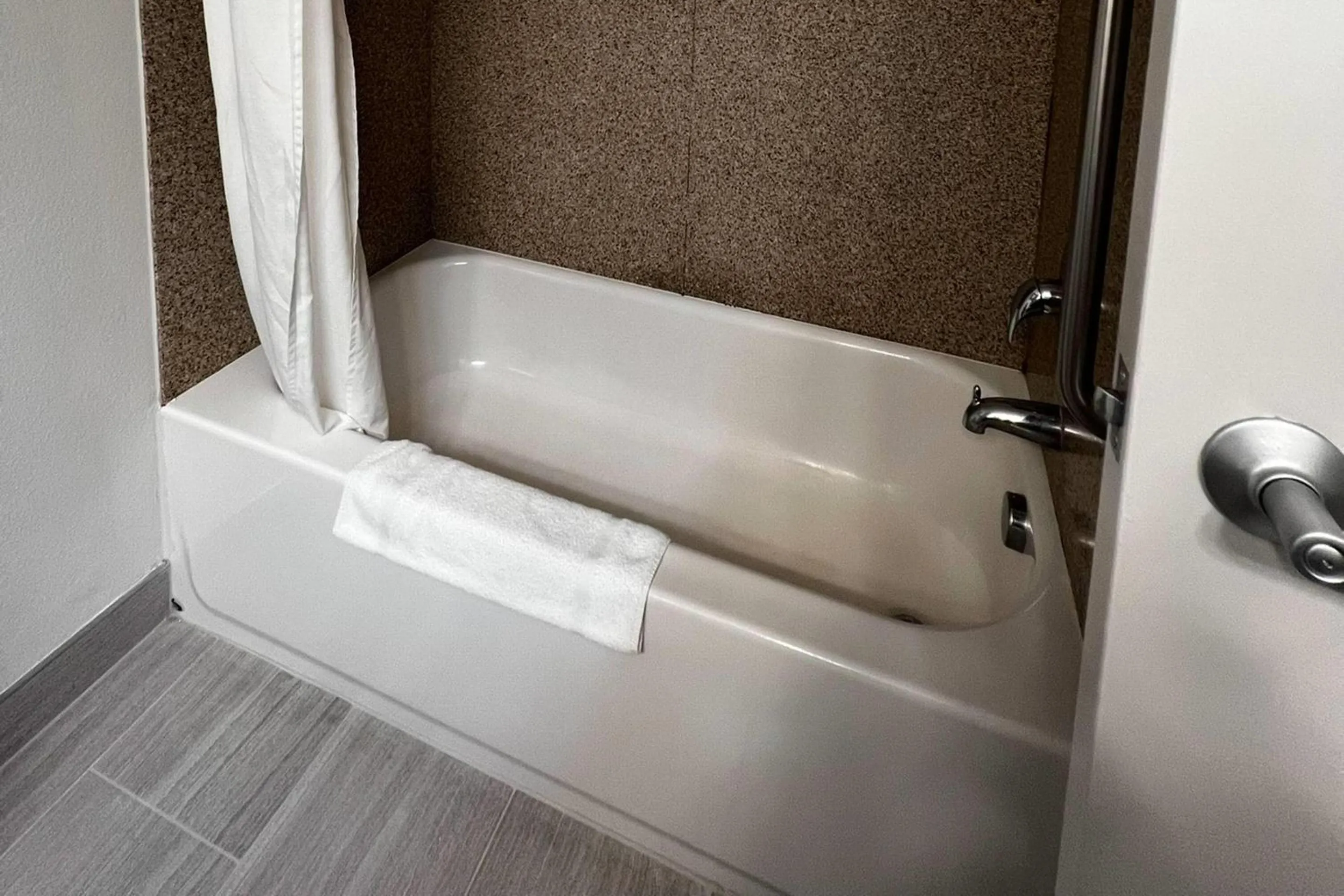 Bedroom in Country Inn & Suites by Radisson, Concord (Kannapolis), NC