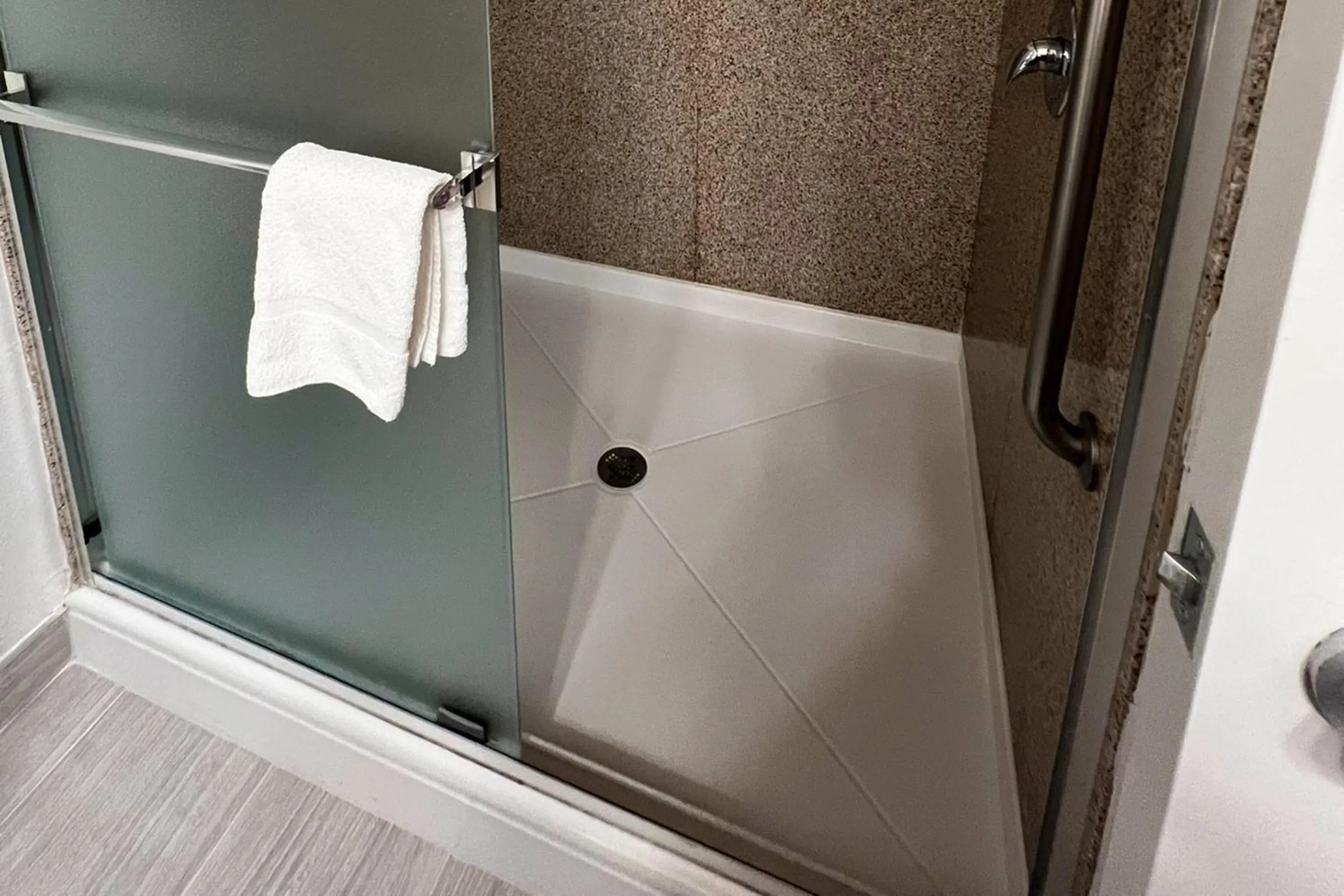 Bedroom in Country Inn & Suites by Radisson, Concord (Kannapolis), NC