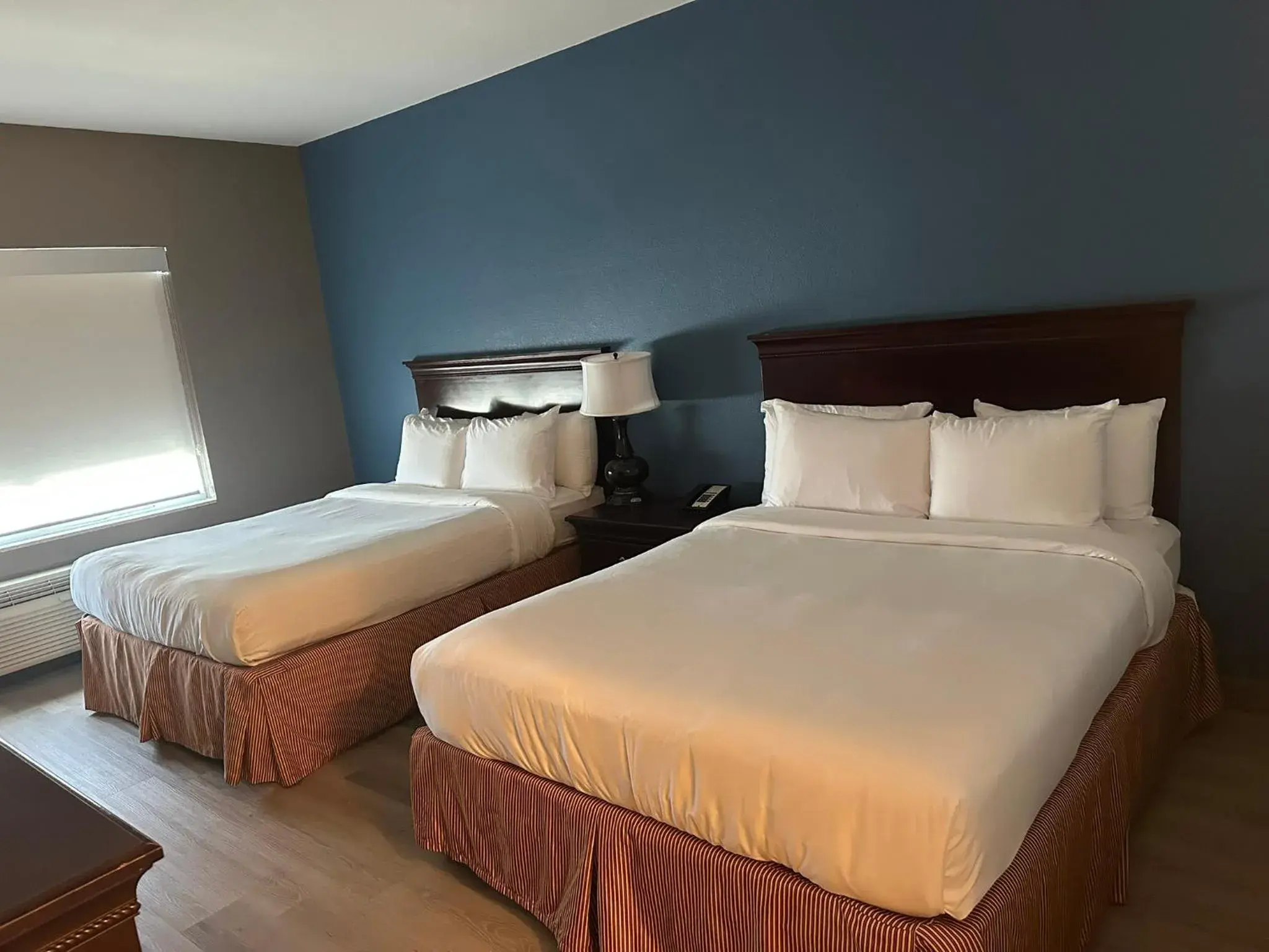 Queen Room with Two Queen Beds - Disability Access/Non-Smoking in Country Inn & Suites by Radisson, Concord (Kannapolis), NC Queen Room with Two Queen Beds - Disability Access/Non-Smoking in Country Inn & Suites by Radisson, Concord (Kannapolis), NC