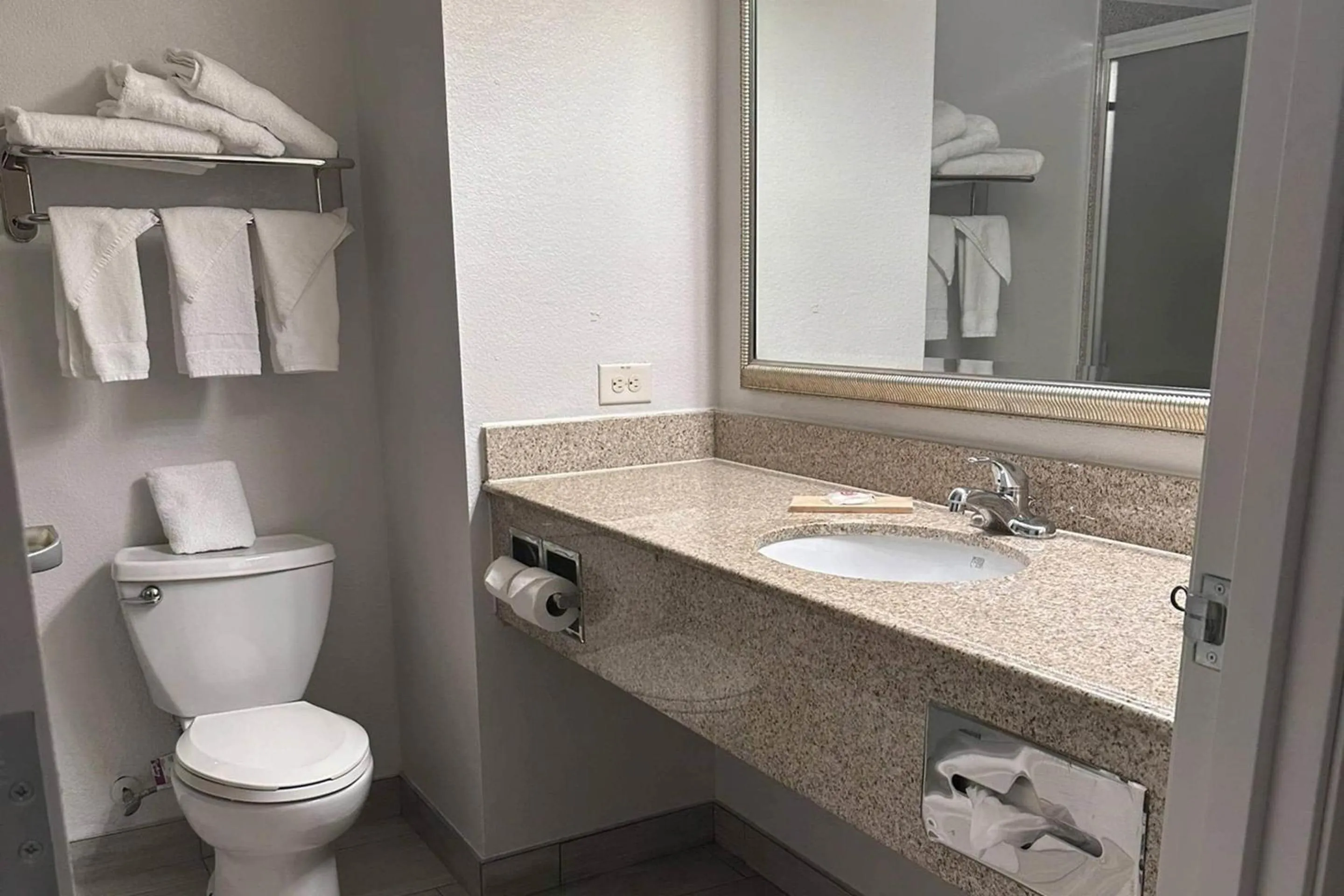 Bedroom in Country Inn & Suites by Radisson, Concord (Kannapolis), NC