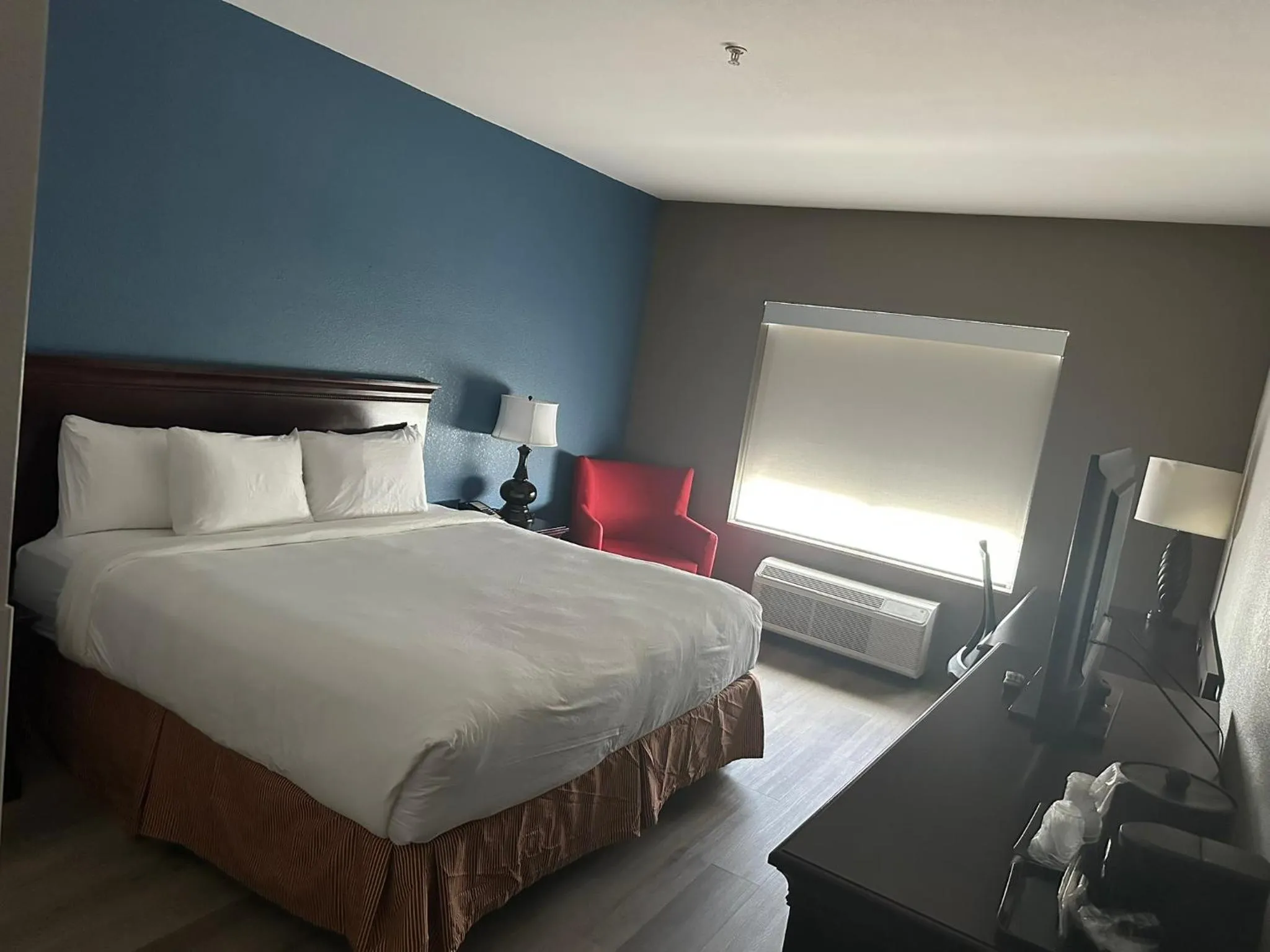 Bed in Country Inn & Suites by Radisson, Concord (Kannapolis), NC