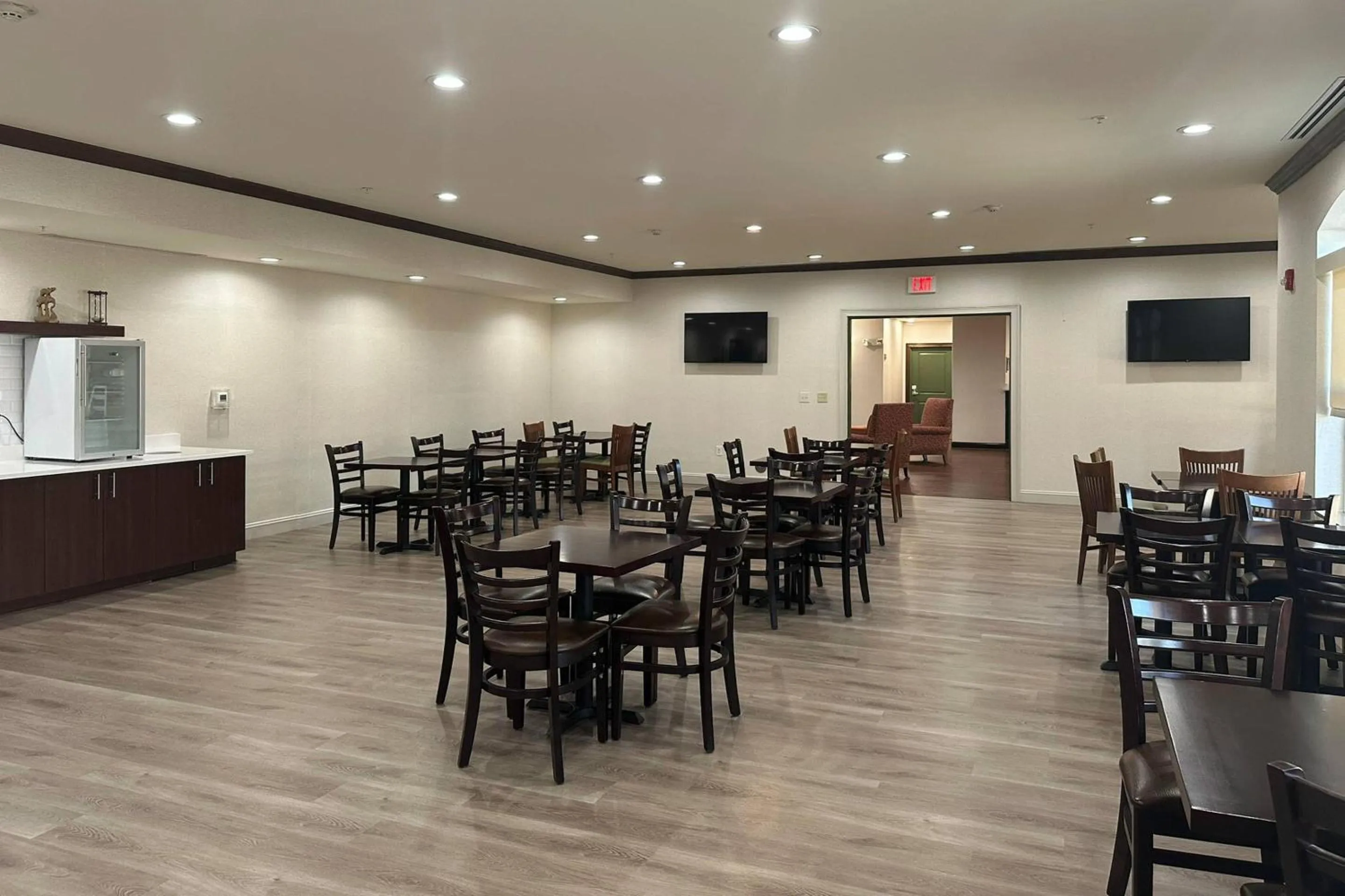 Breakfast in Country Inn & Suites by Radisson, Concord (Kannapolis), NC