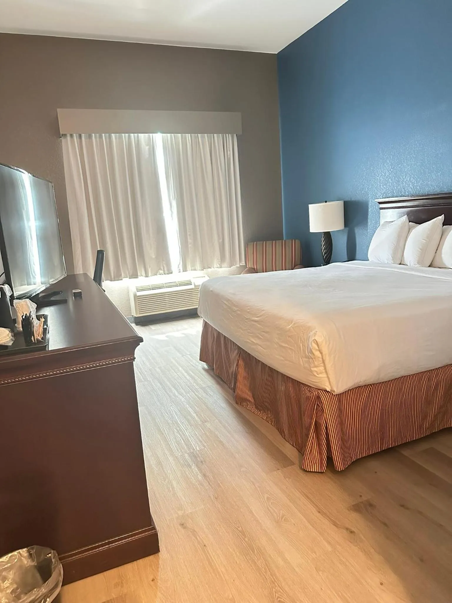 Bed in Country Inn & Suites by Radisson, Concord (Kannapolis), NC