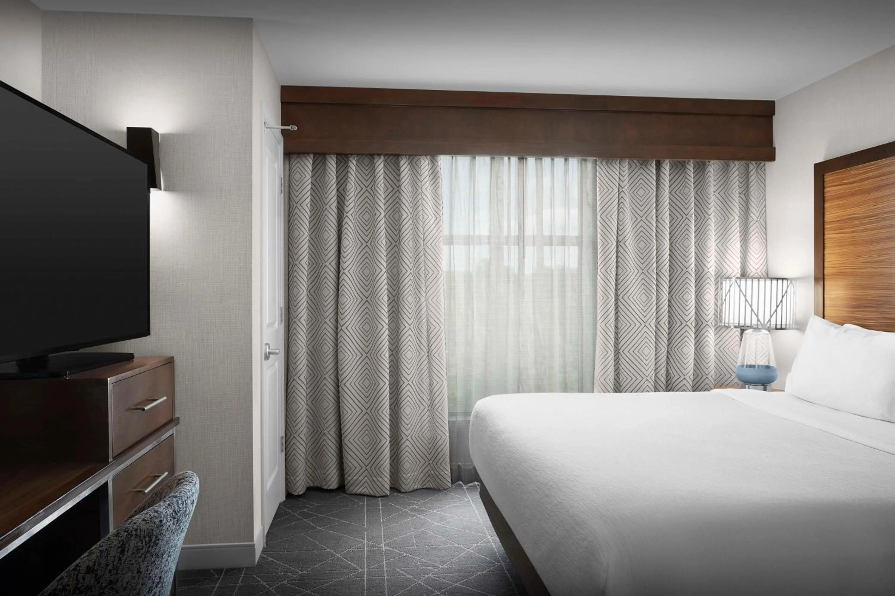 Bed in Embassy Suites Atlanta - Kennesaw Town Center