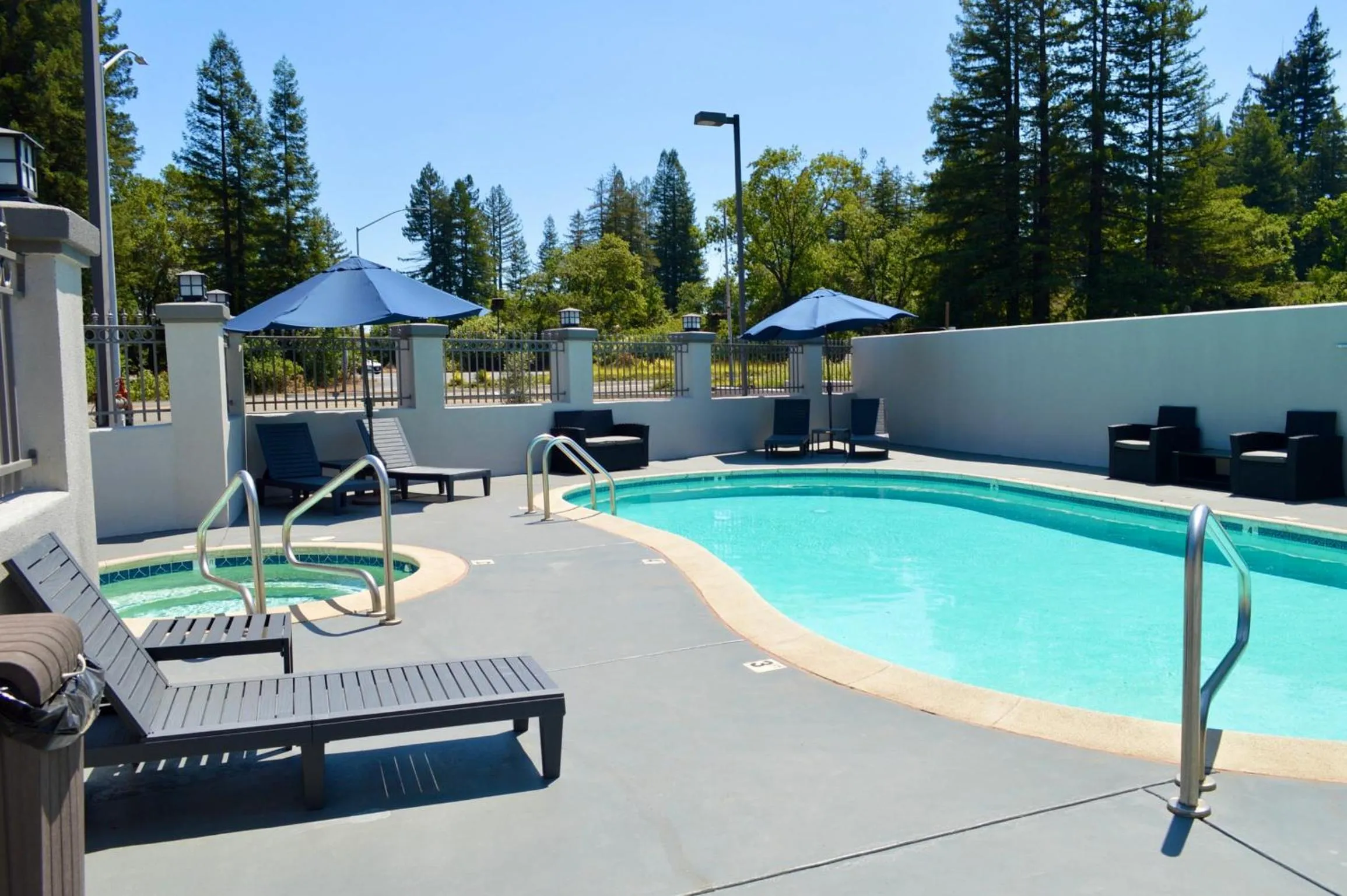 Swimming pool in Fairview Inn & Suites