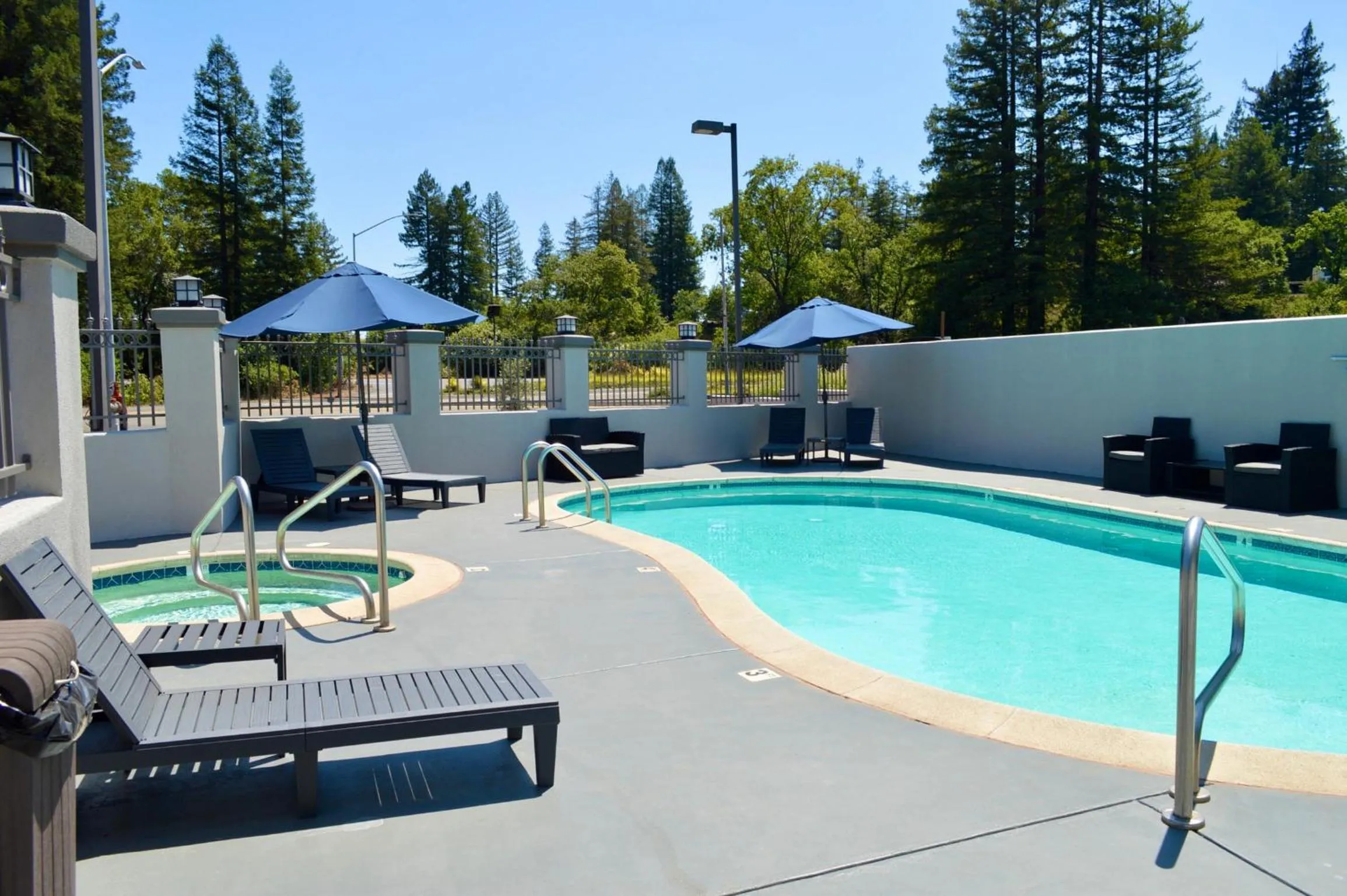 Swimming pool in Fairview Inn & Suites