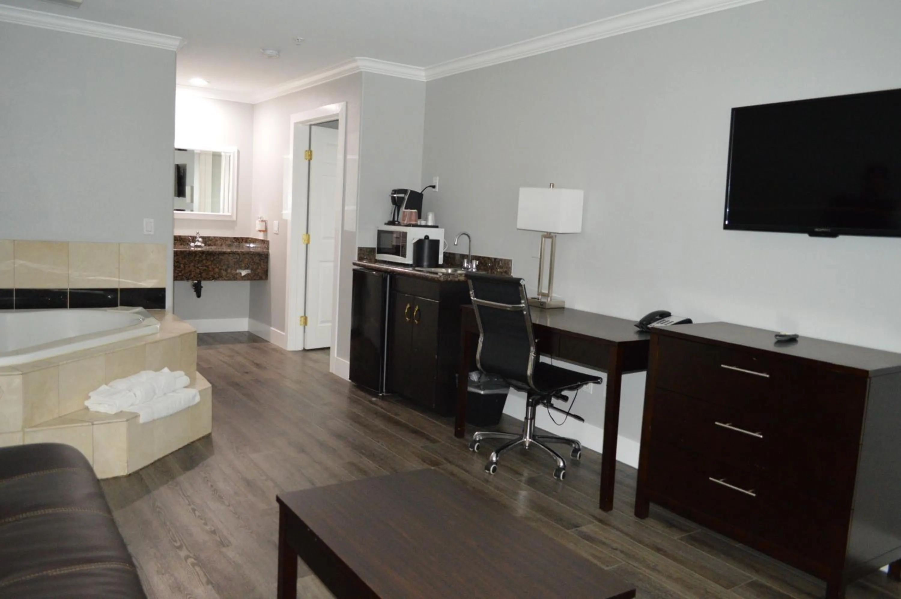 Kitchen or kitchenette, Bed in Fairview Inn & Suites